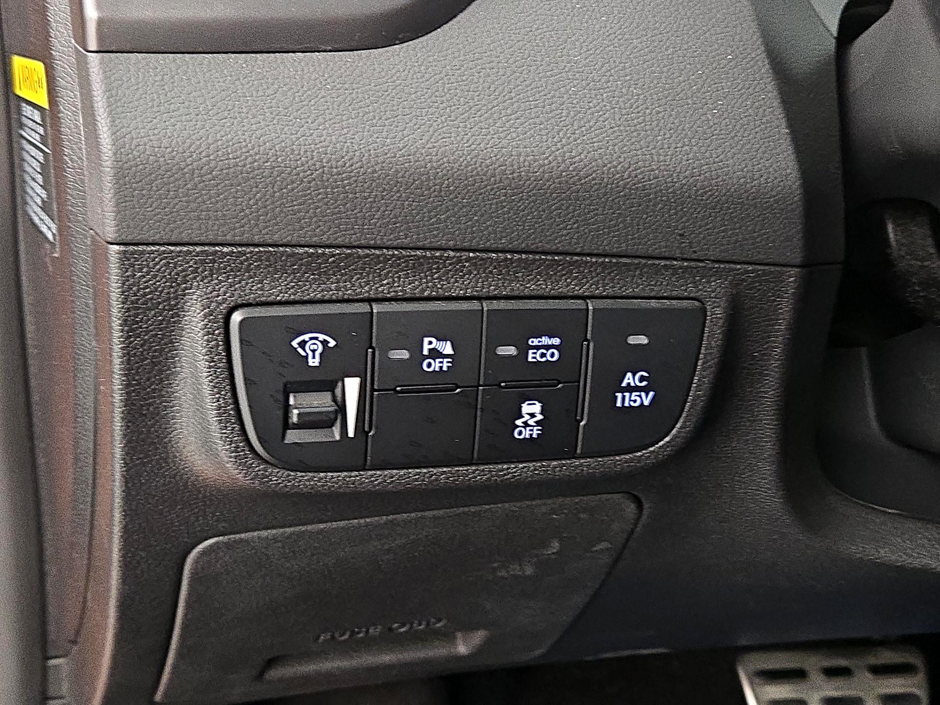 Thumbnail: 2016 Hyundai Veloster - 13