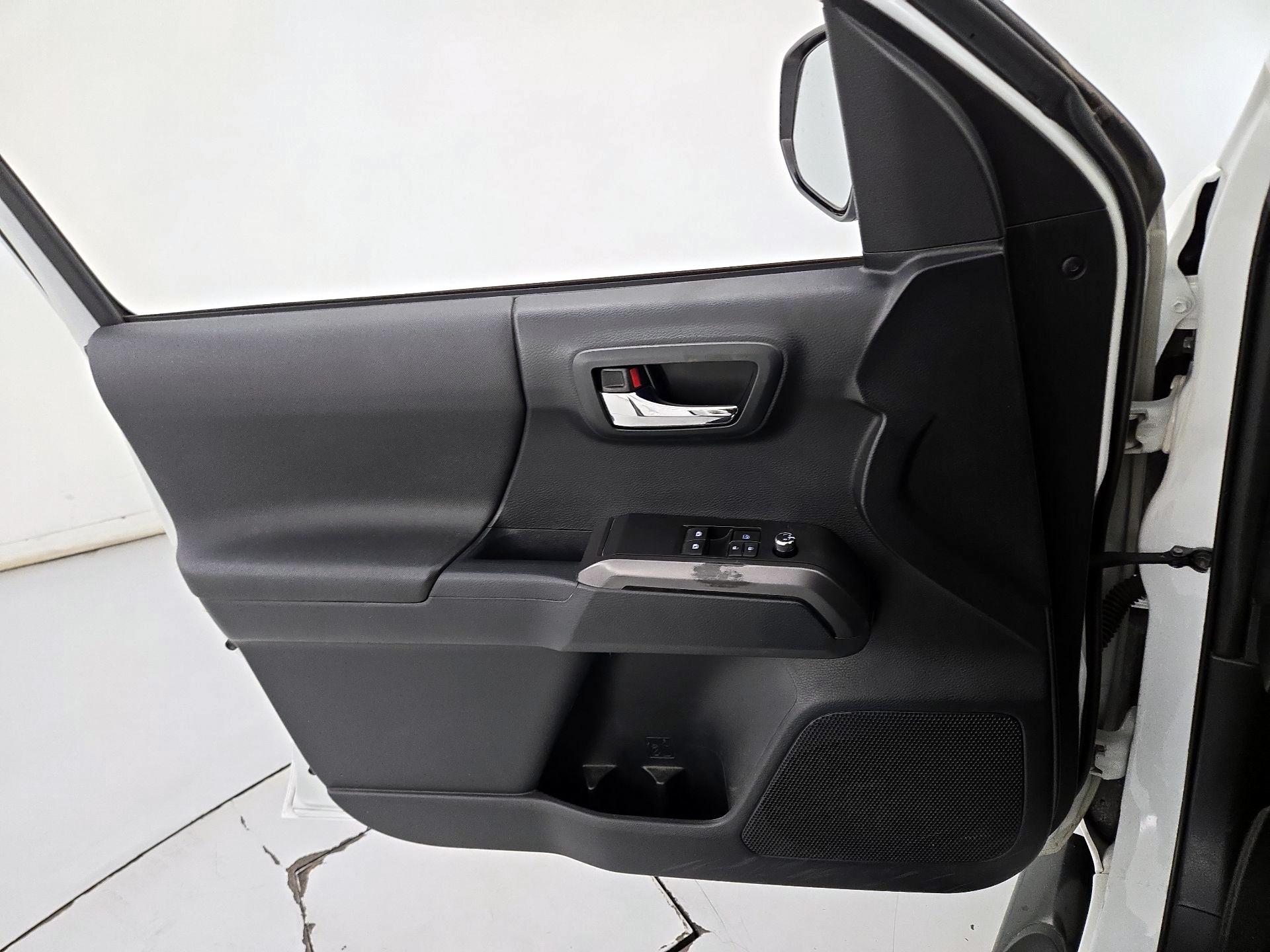 Thumbnail: 2016 Toyota Tacoma - 12