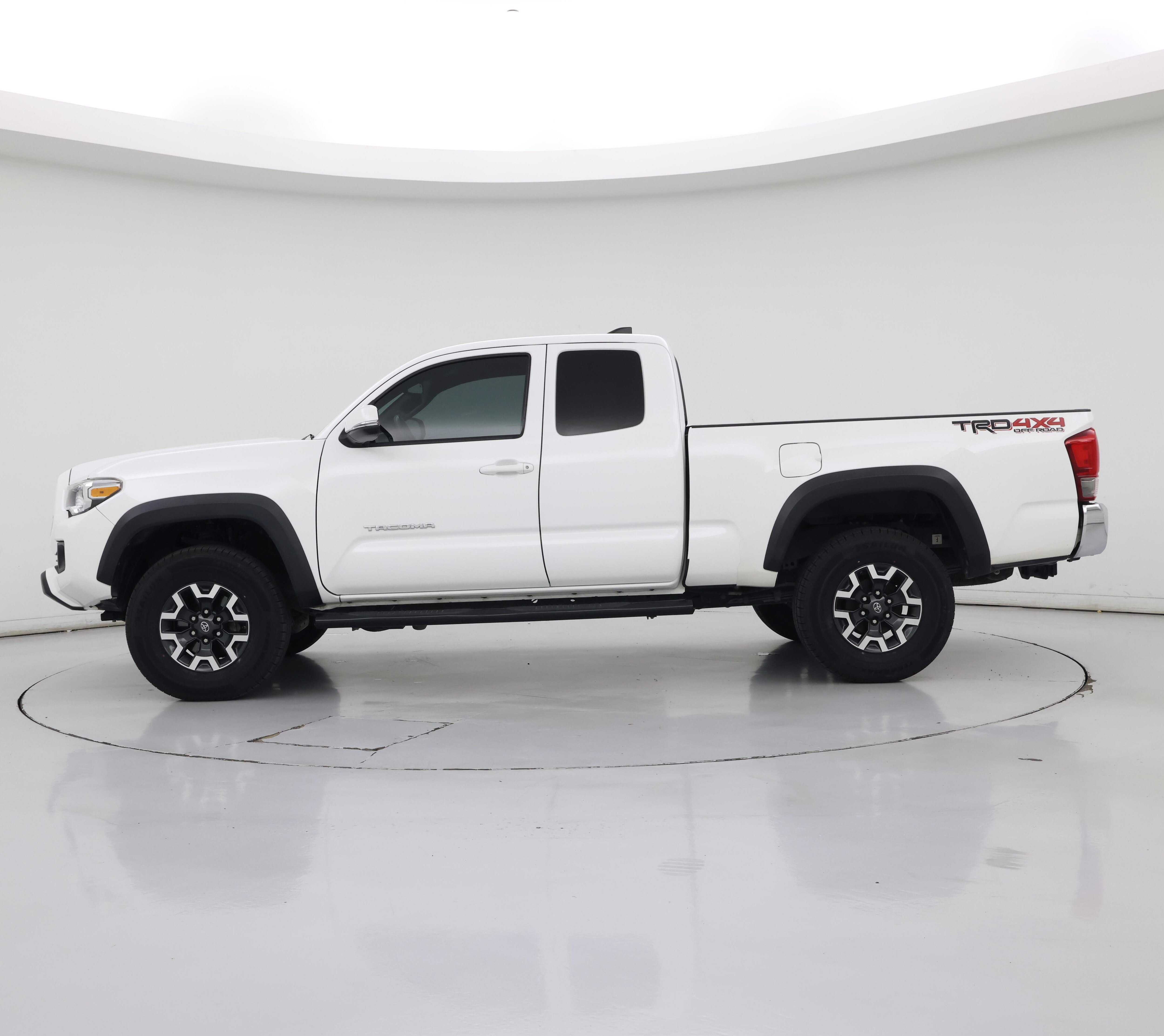 Thumbnail: 2016 Toyota Tacoma - 3