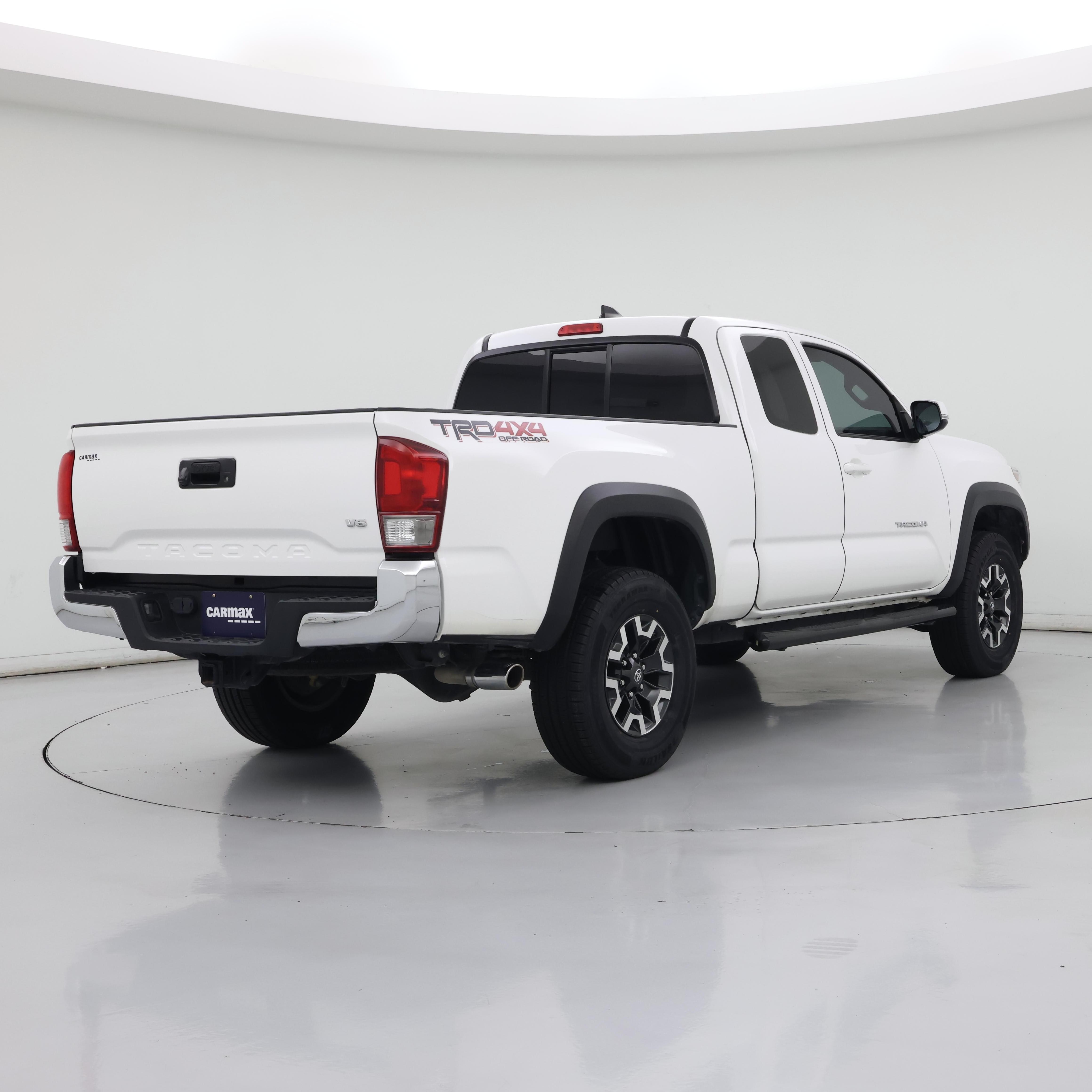 Thumbnail: 2016 Toyota Tacoma - 8