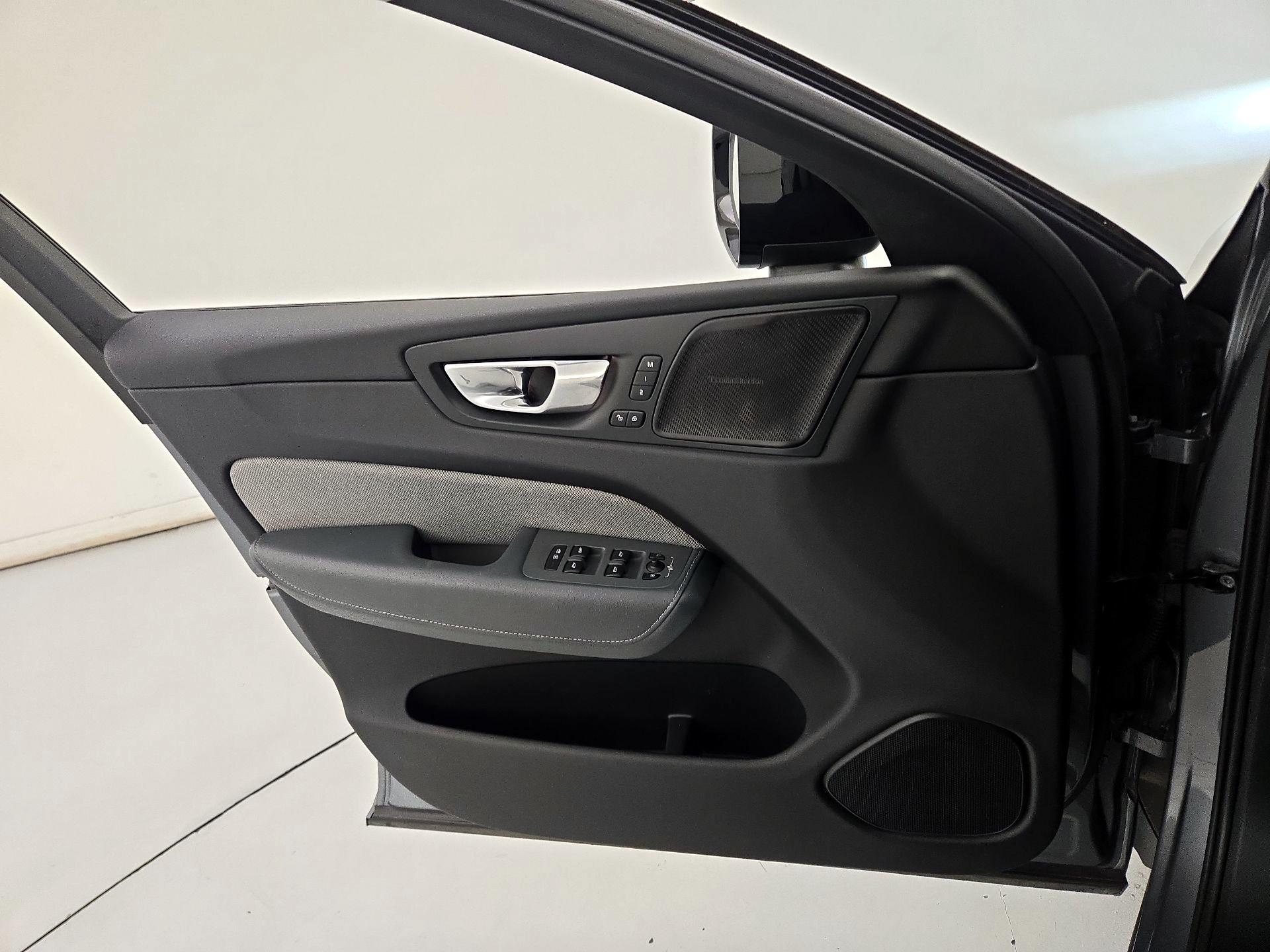 Thumbnail: 2020 Volvo XC60 - 12