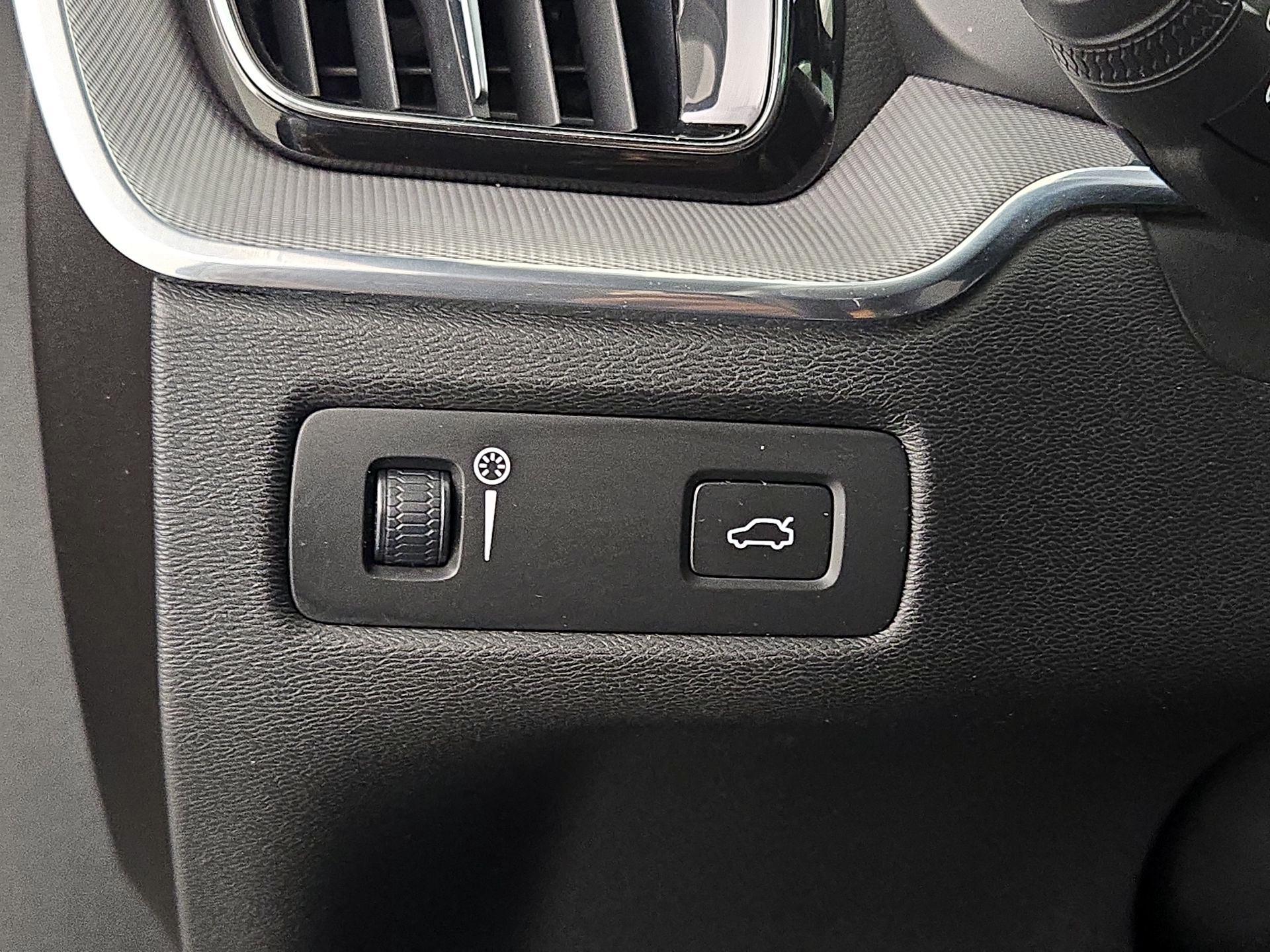 Thumbnail: 2020 Volvo XC60 - 13