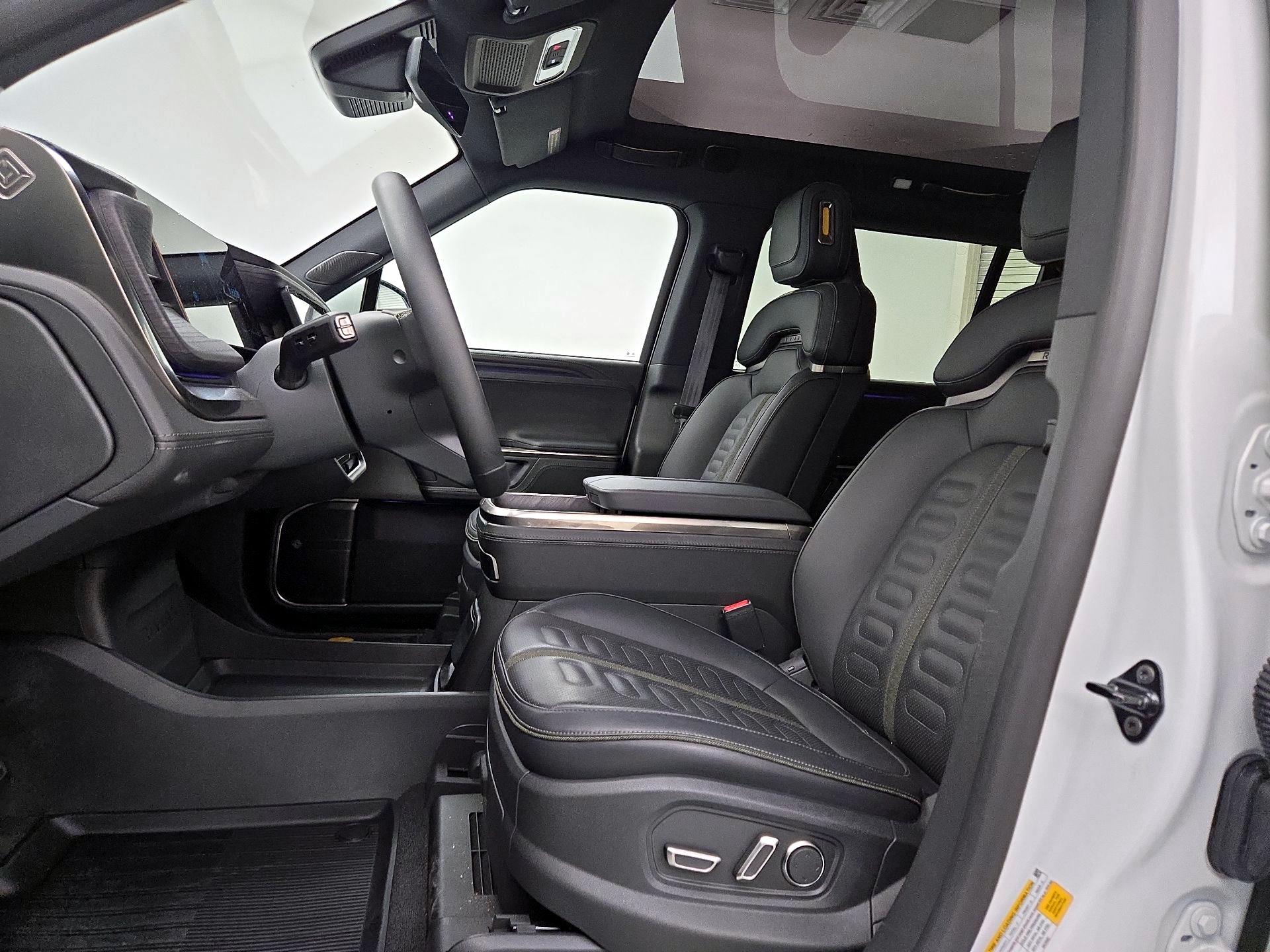 Thumbnail: 2025 Rivian R1S - 11