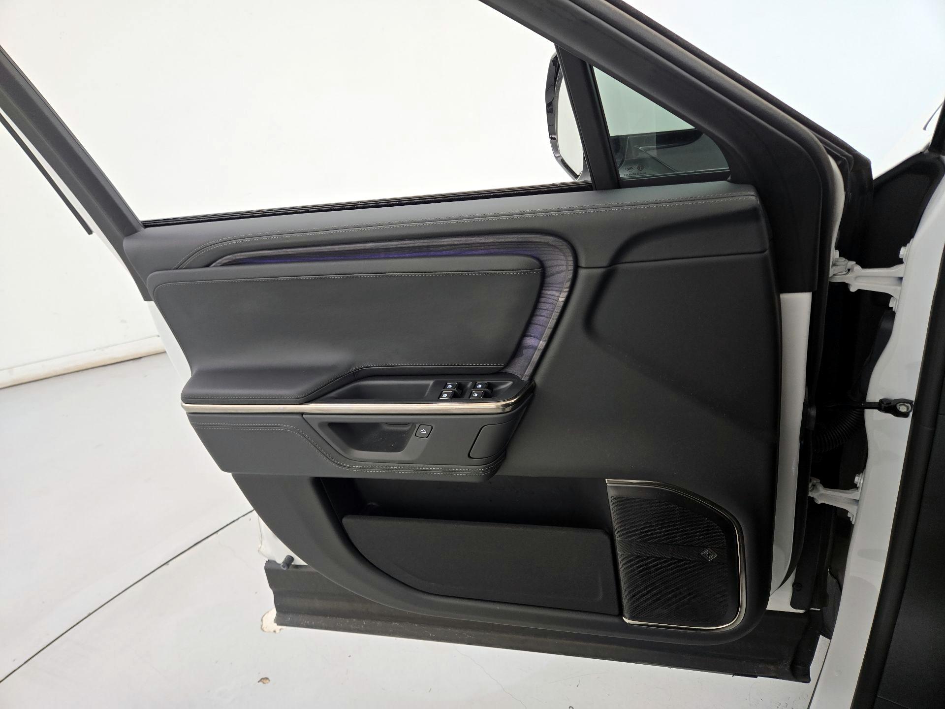 Thumbnail: 2025 Rivian R1S - 12