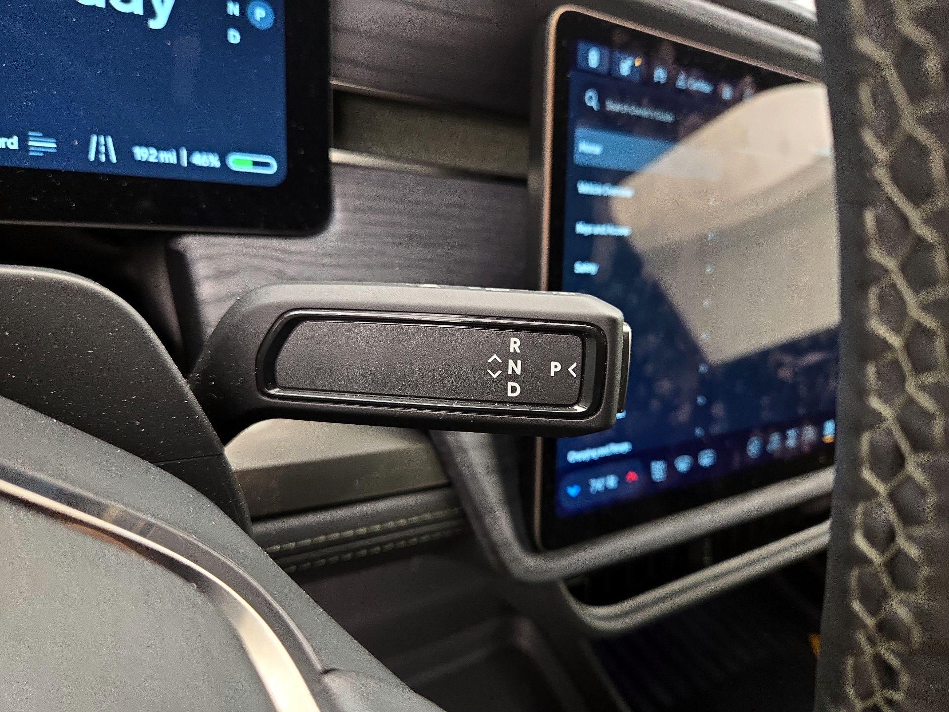 Thumbnail: 2025 Rivian R1S - 17