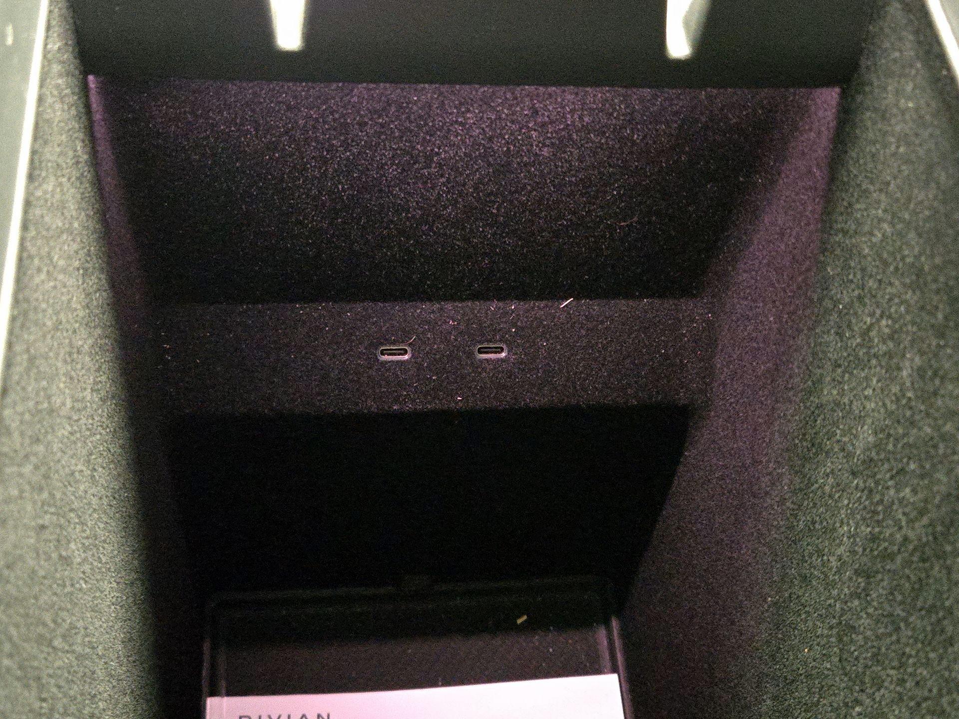 Thumbnail: 2025 Rivian R1S - 18