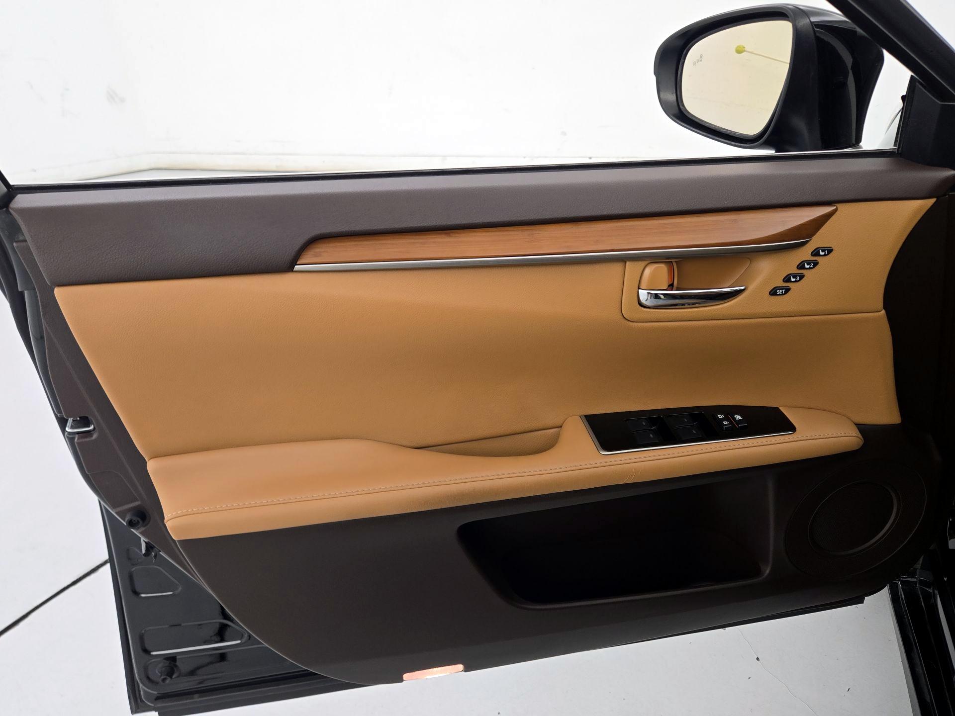 Thumbnail: 2016 Lexus ES - 12