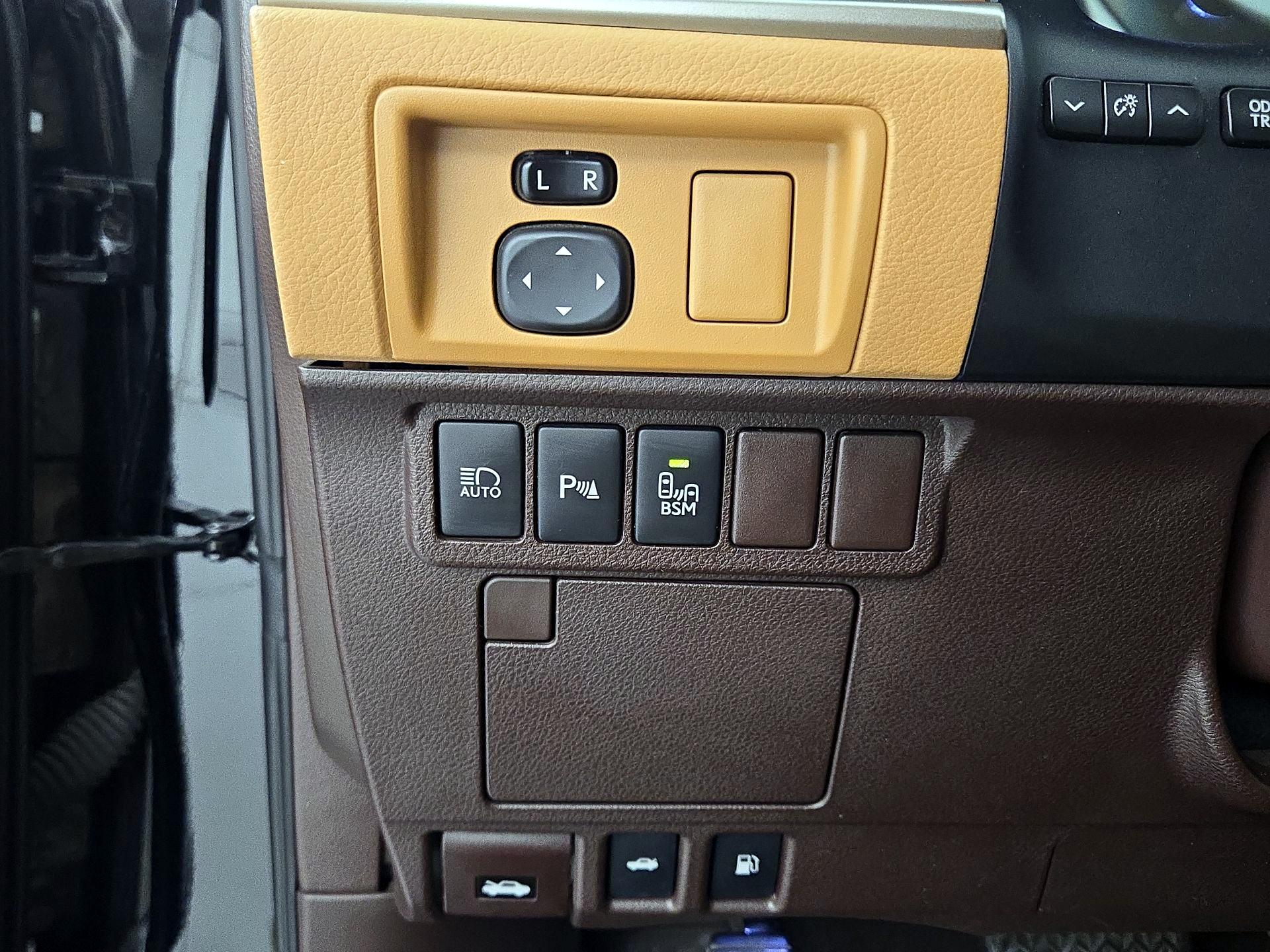 Thumbnail: 2016 Lexus ES - 13