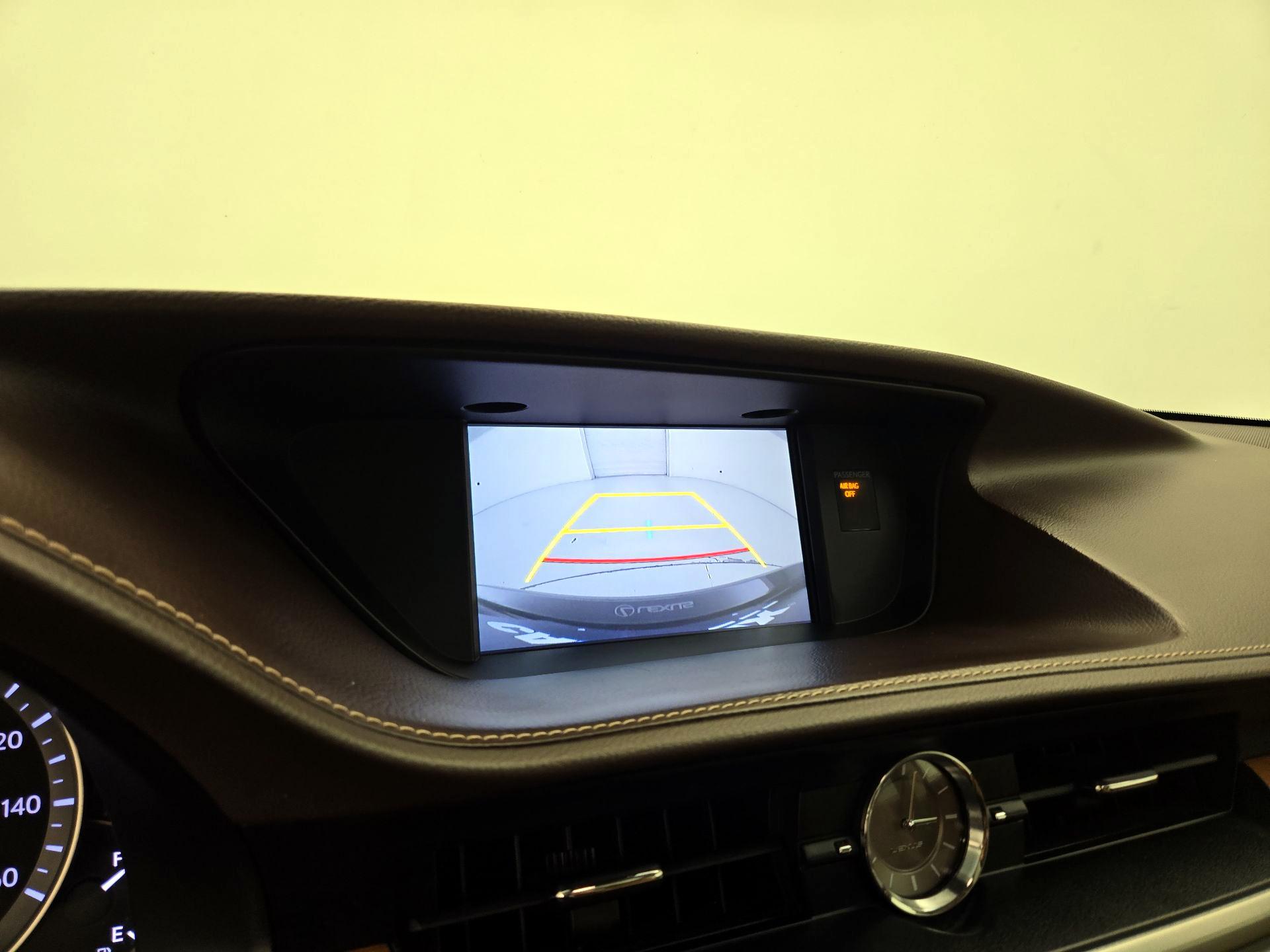 Thumbnail: 2016 Lexus ES - 15