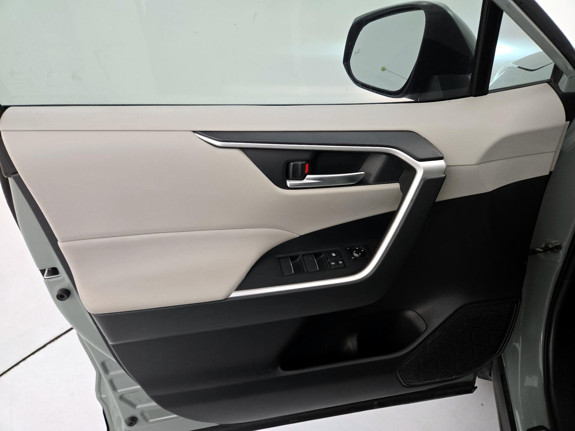 Thumbnail: 2019 Toyota RAV4 - 12
