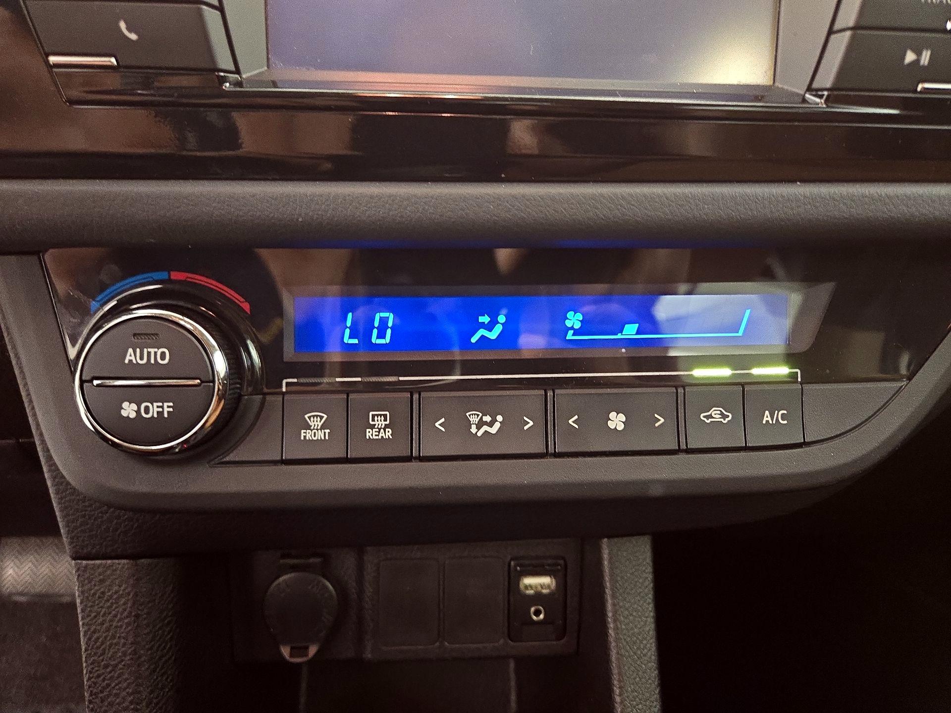 Thumbnail: 2015 Toyota Corolla - 16