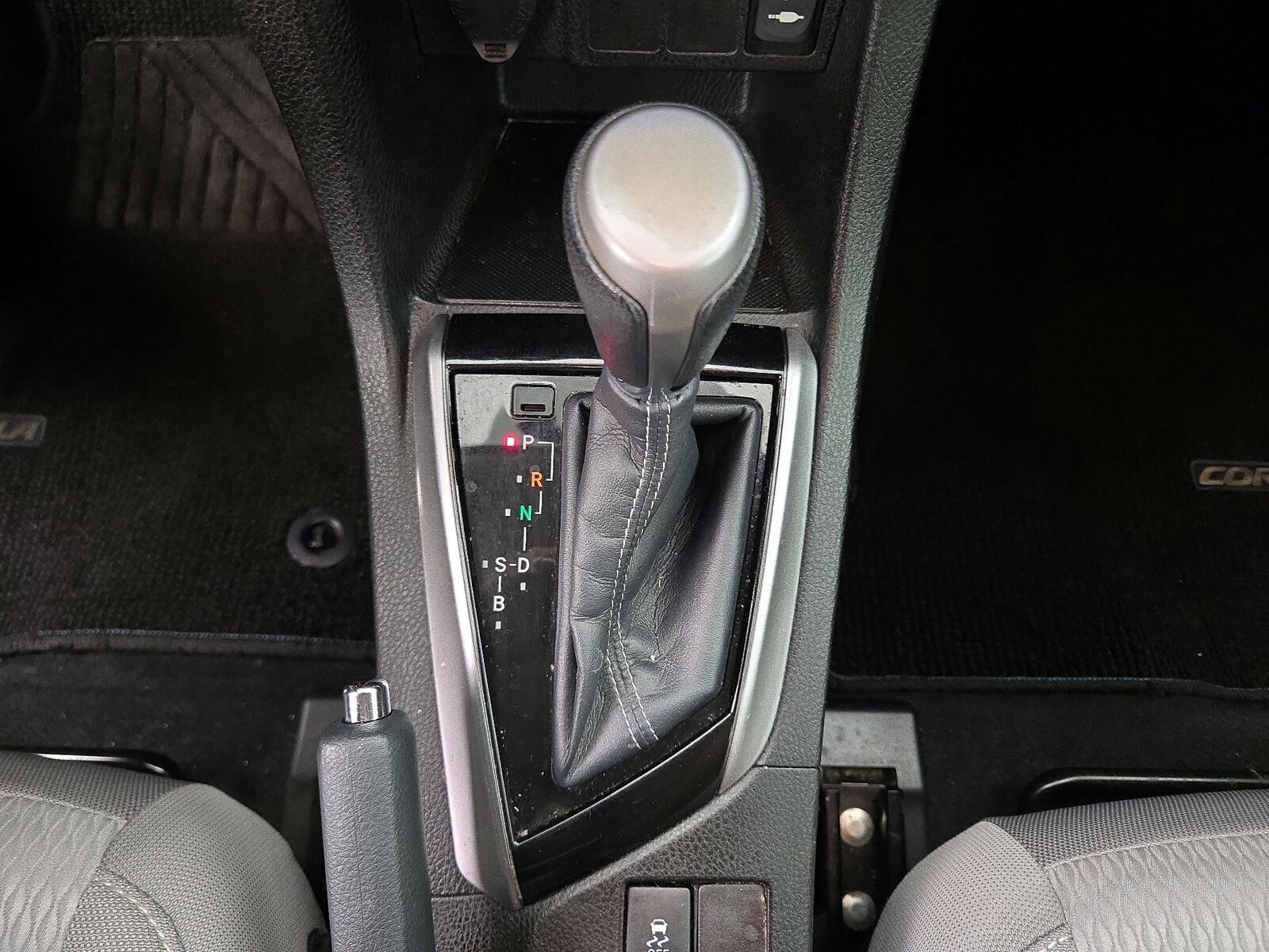 2015 Toyota Corolla LE - Photo 18