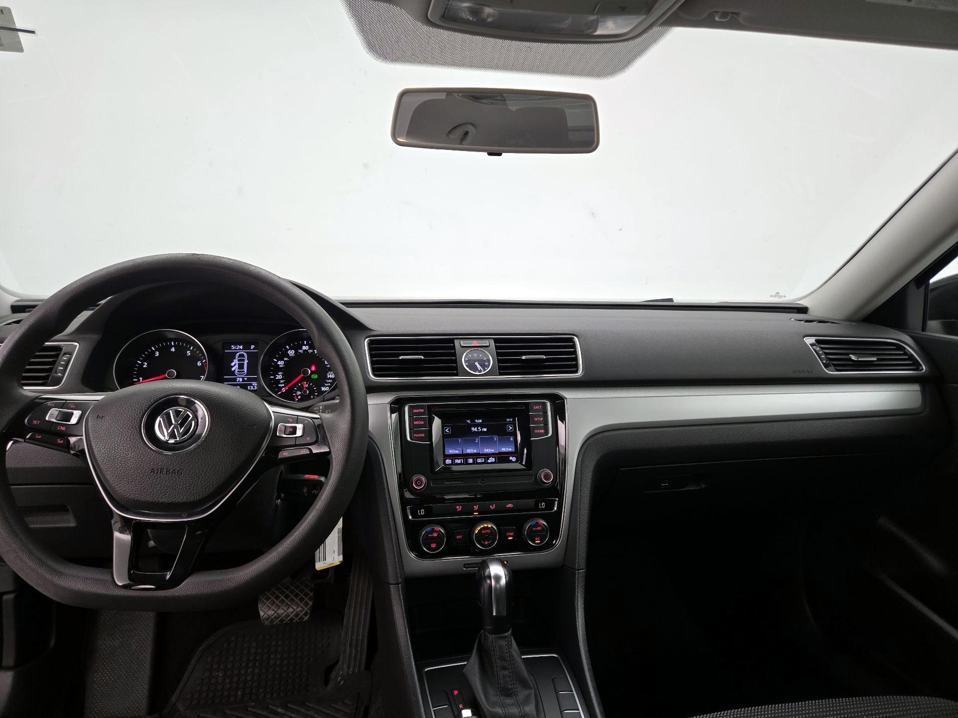 Thumbnail: 2016 Volkswagen Passat - 9