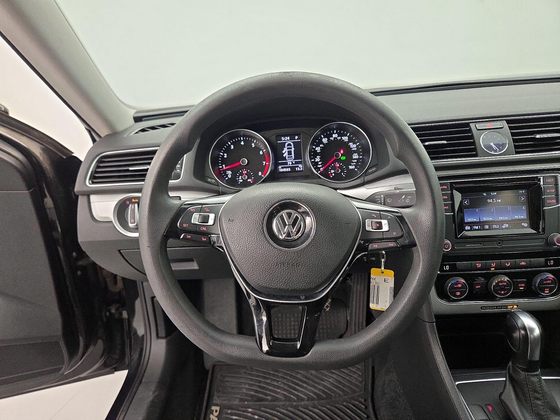 Thumbnail: 2016 Volkswagen Passat - 10