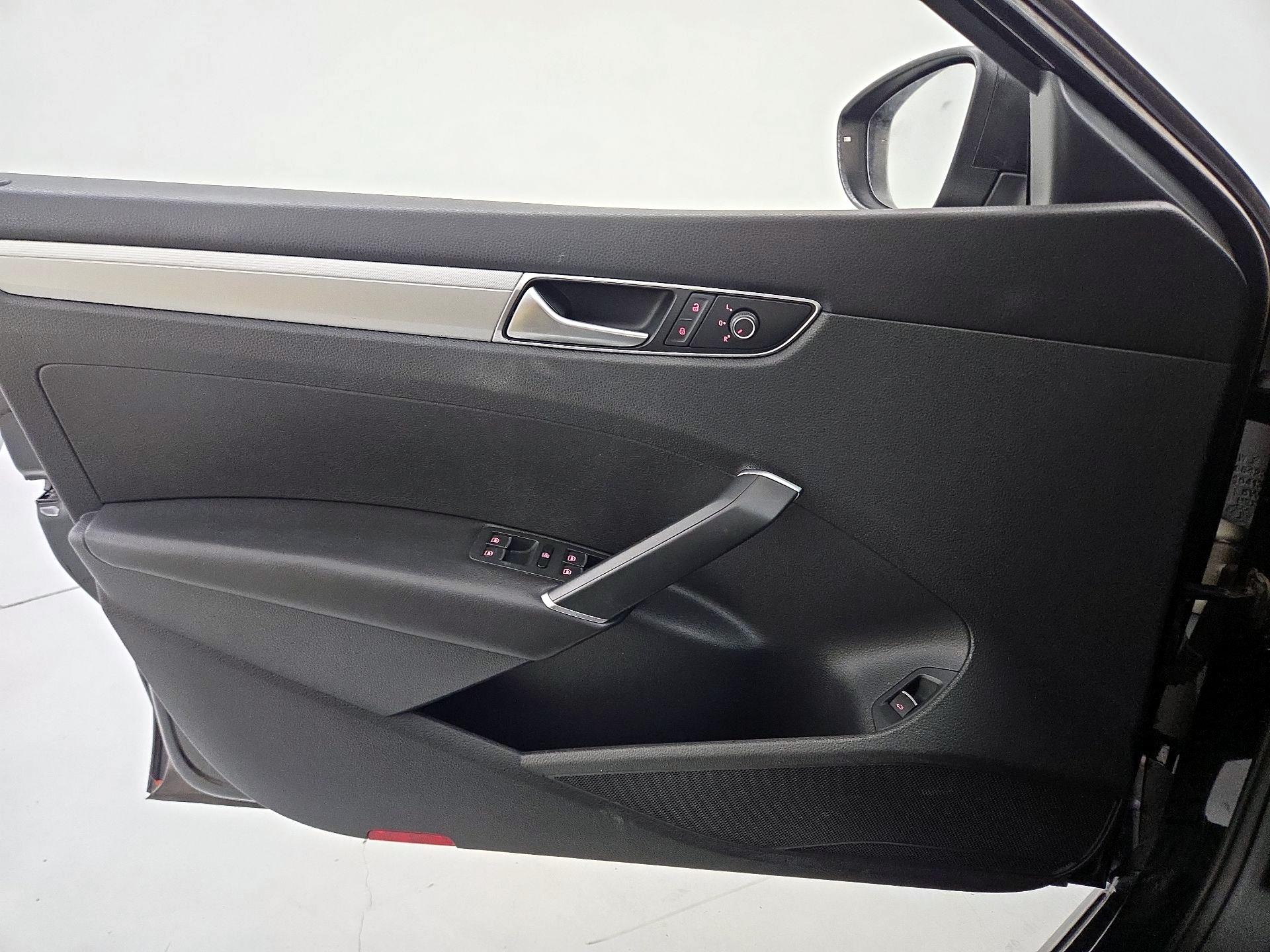 Thumbnail: 2016 Volkswagen Passat - 12