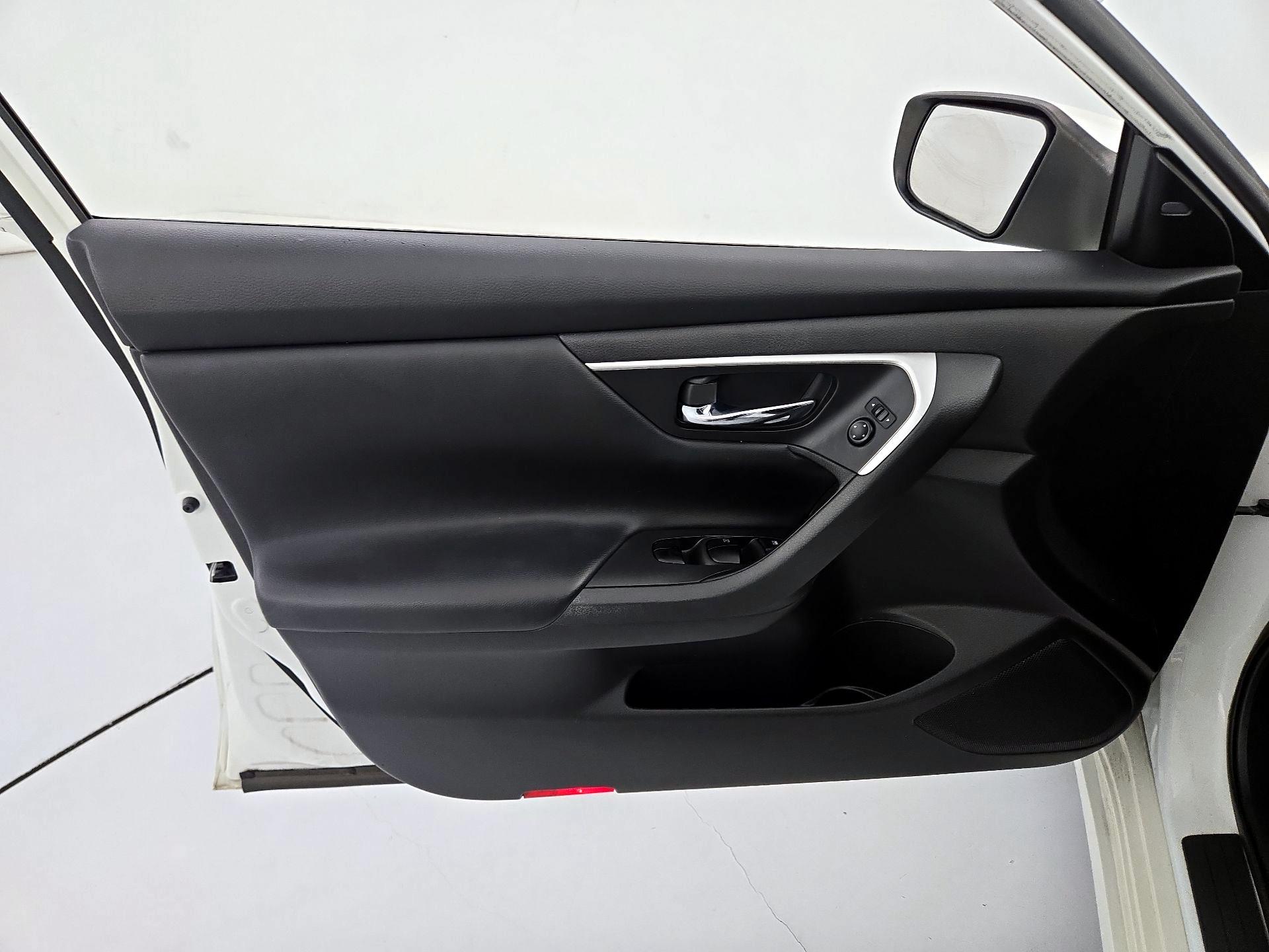 Thumbnail: 2016 Nissan Altima - 12