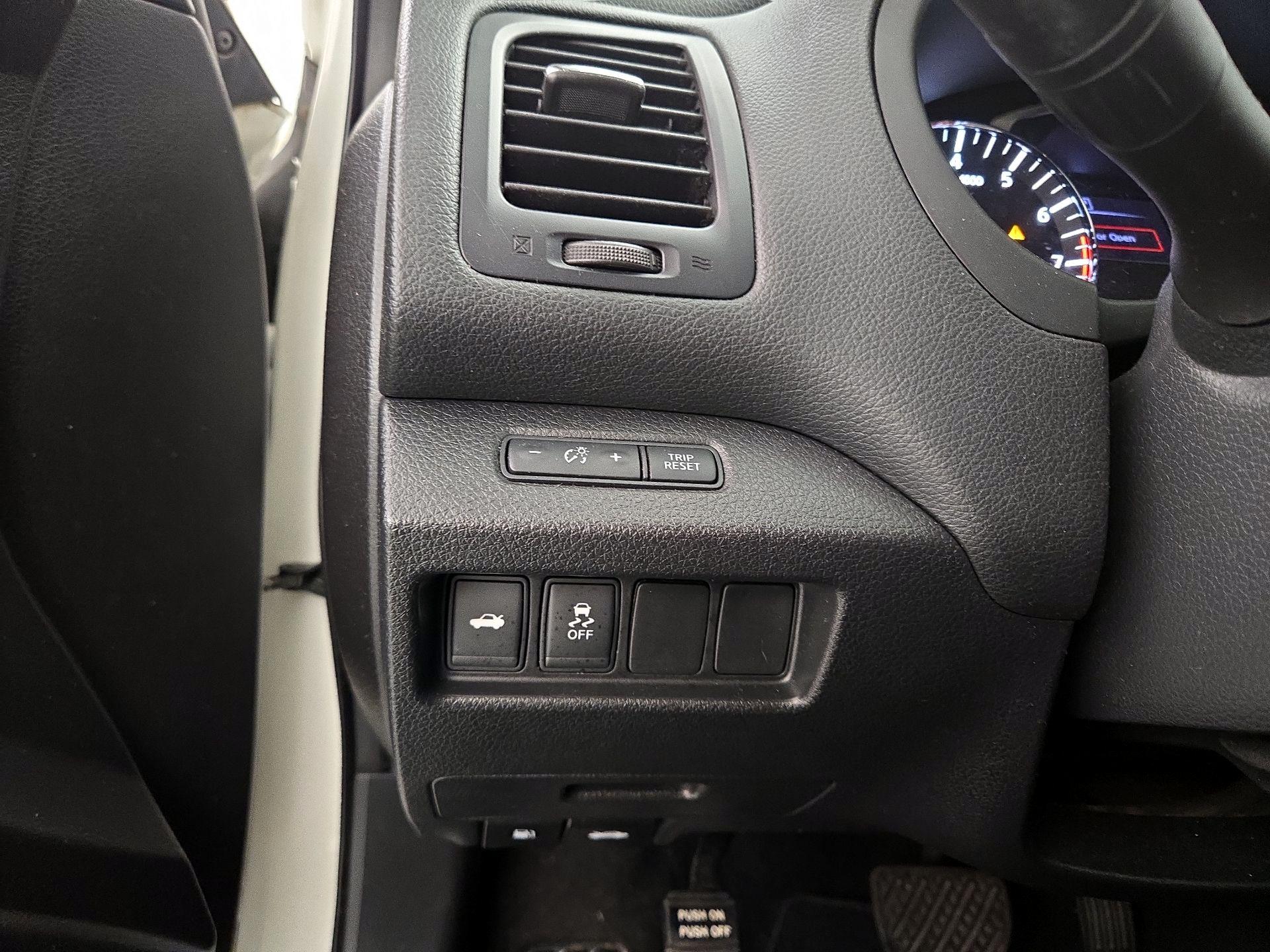 Thumbnail: 2016 Nissan Altima - 13