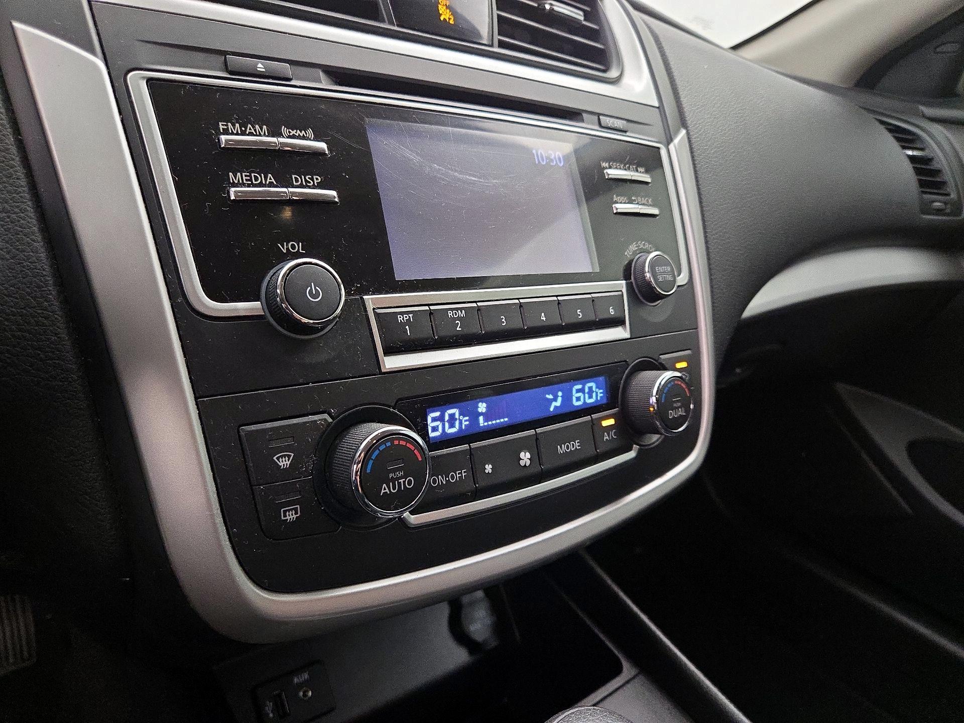 Thumbnail: 2016 Nissan Altima - 16