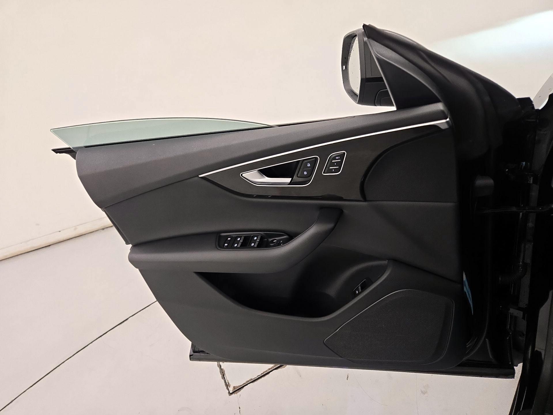Thumbnail: 2019 Audi Q8 - 12