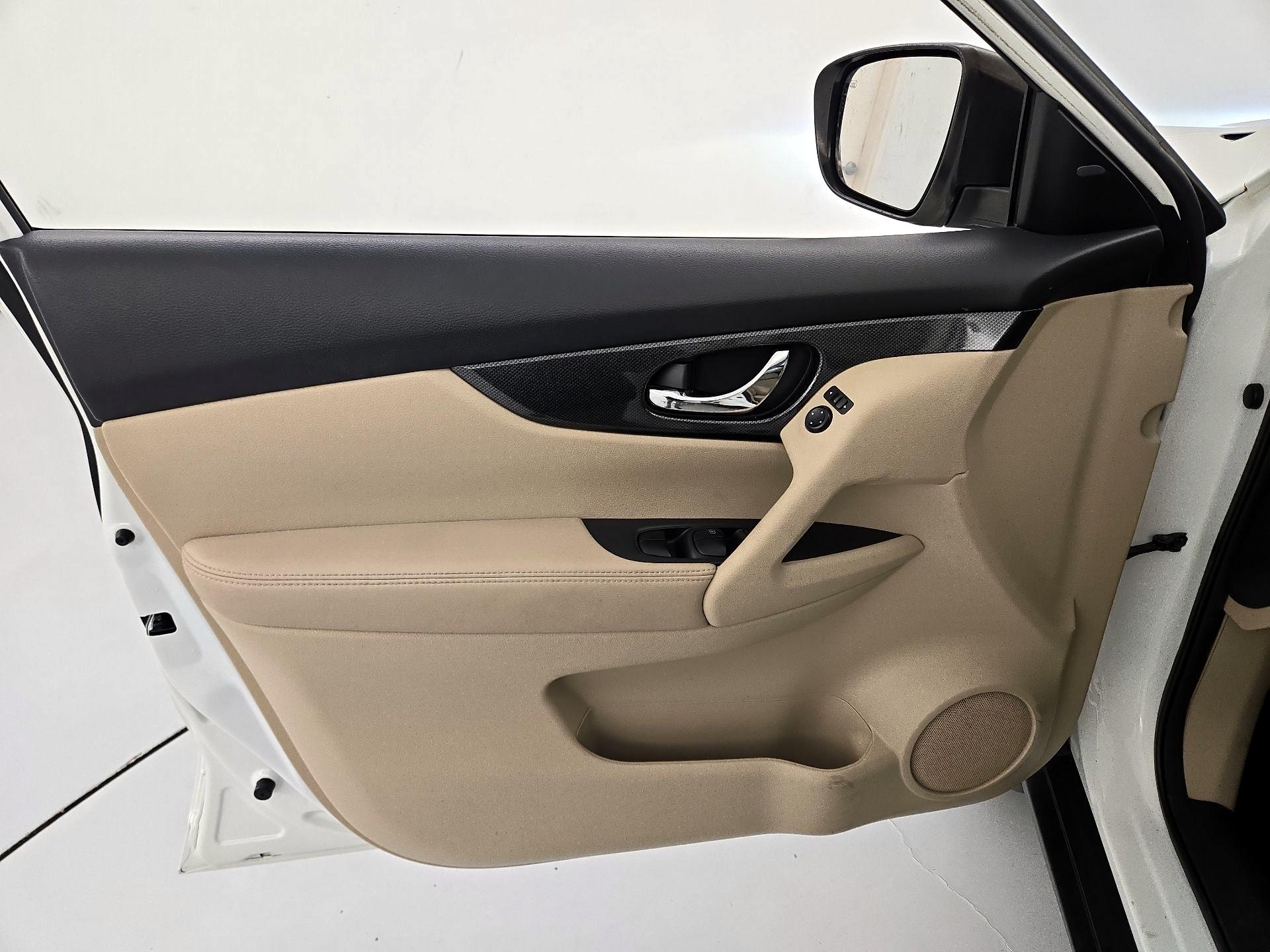 Thumbnail: 2016 Nissan Rogue - 12