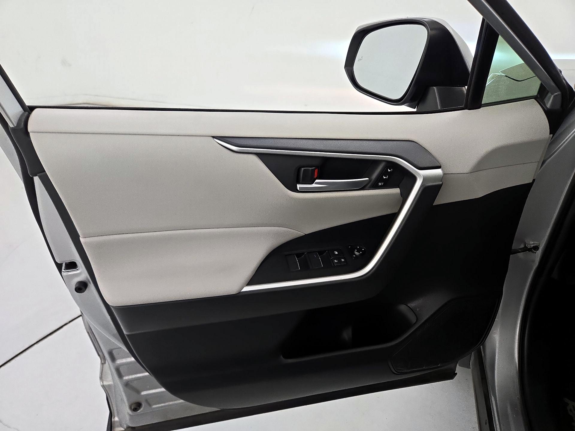 Thumbnail: 2020 Toyota RAV4 - 12