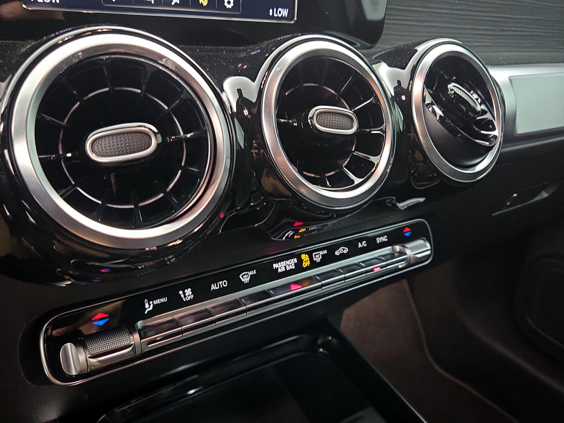 Thumbnail: 2022 Mercedes-Benz GLB - 16