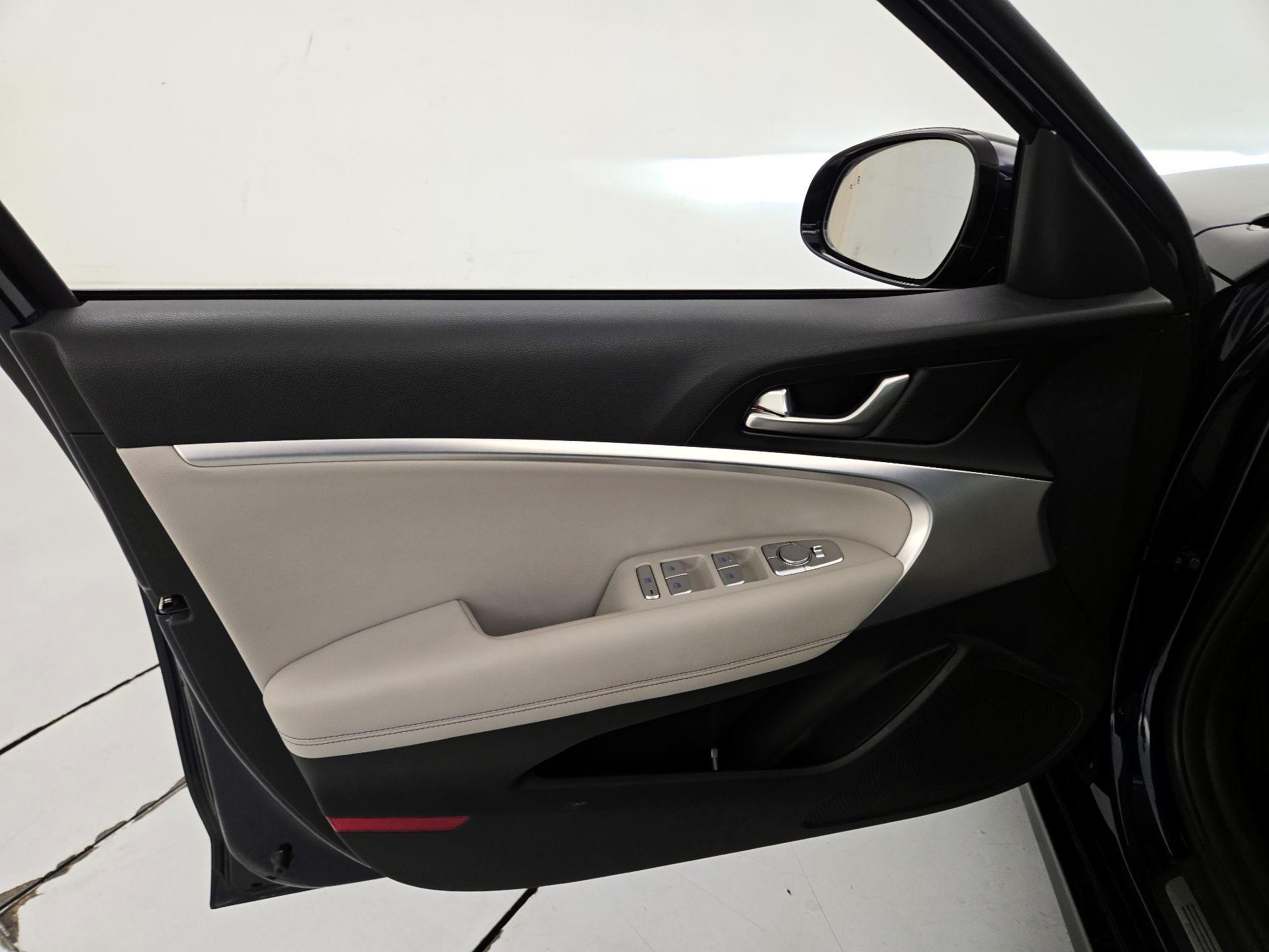 Thumbnail: 2023 Genesis G70 - 12