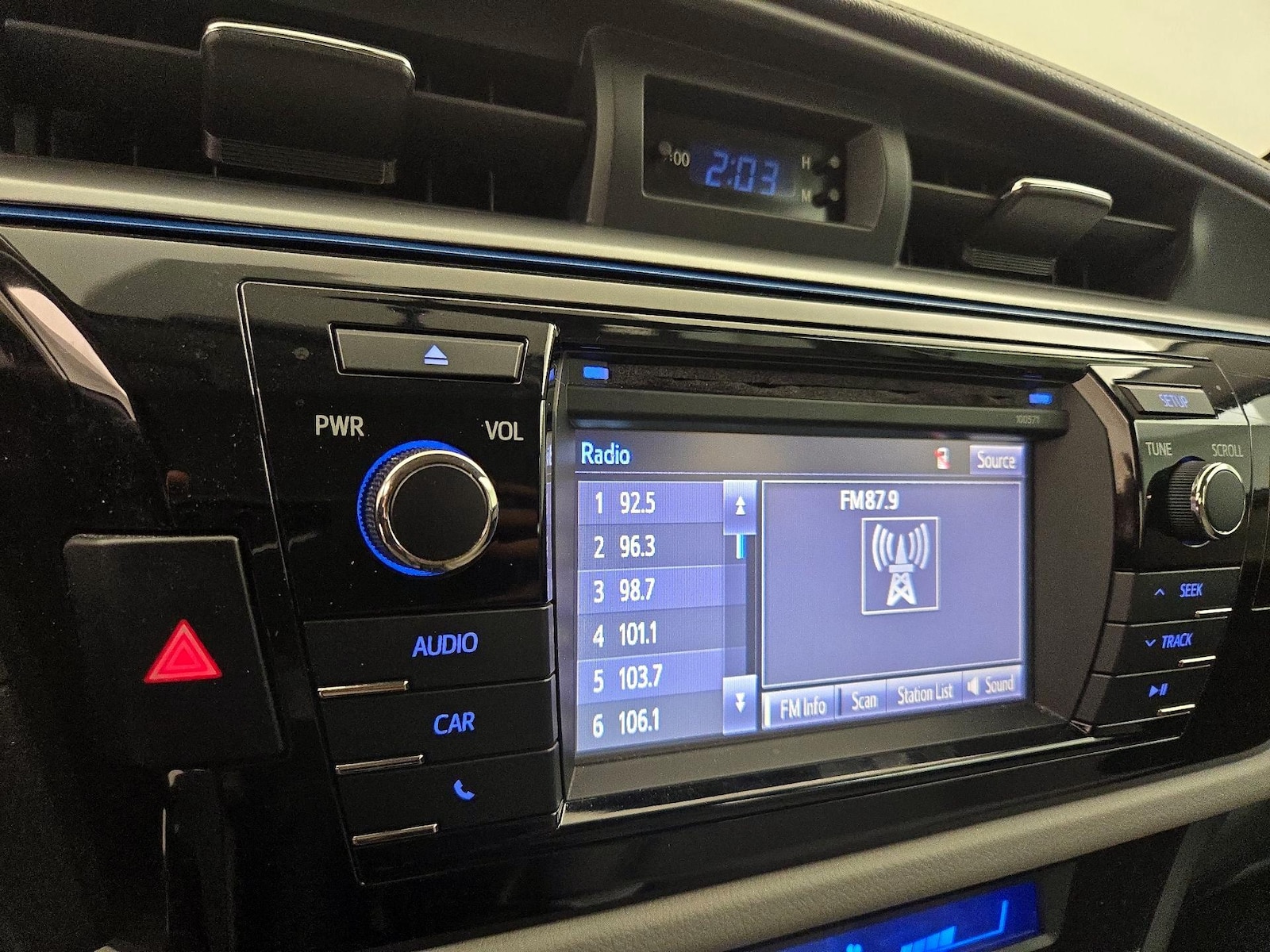 2016 Toyota Corolla LE - Photo 16
