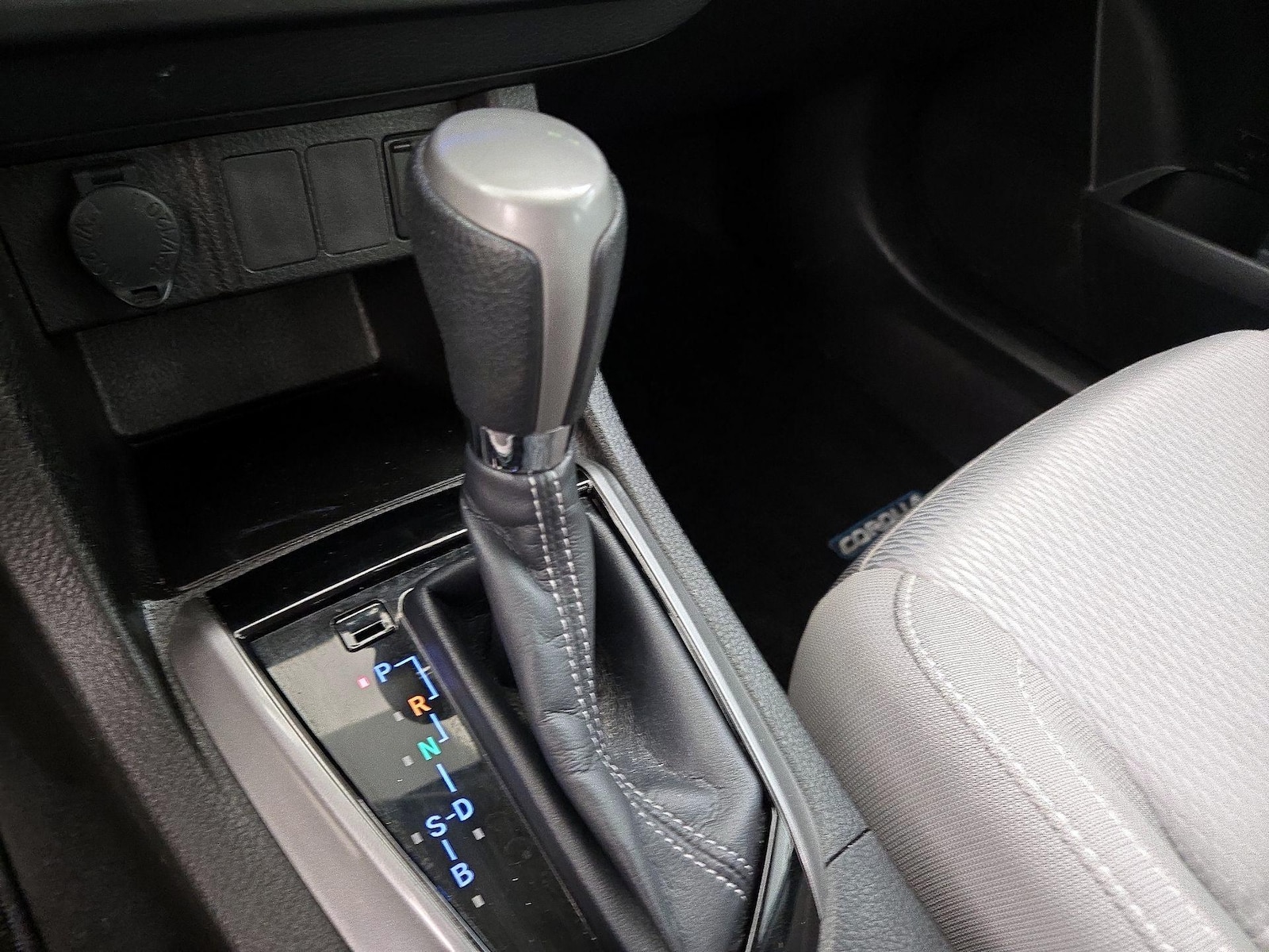 2016 Toyota Corolla LE - Photo 18