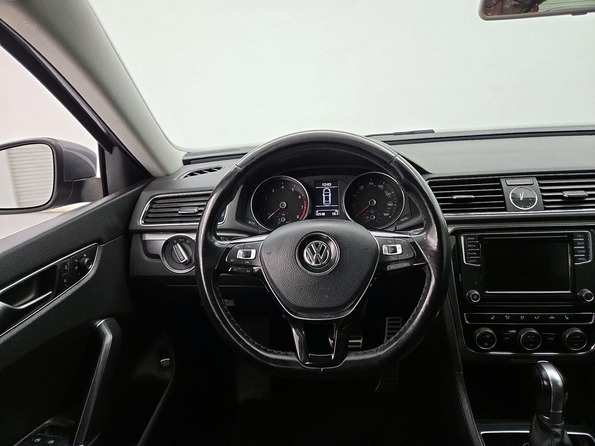 Thumbnail: 2017 Volkswagen Passat - 10