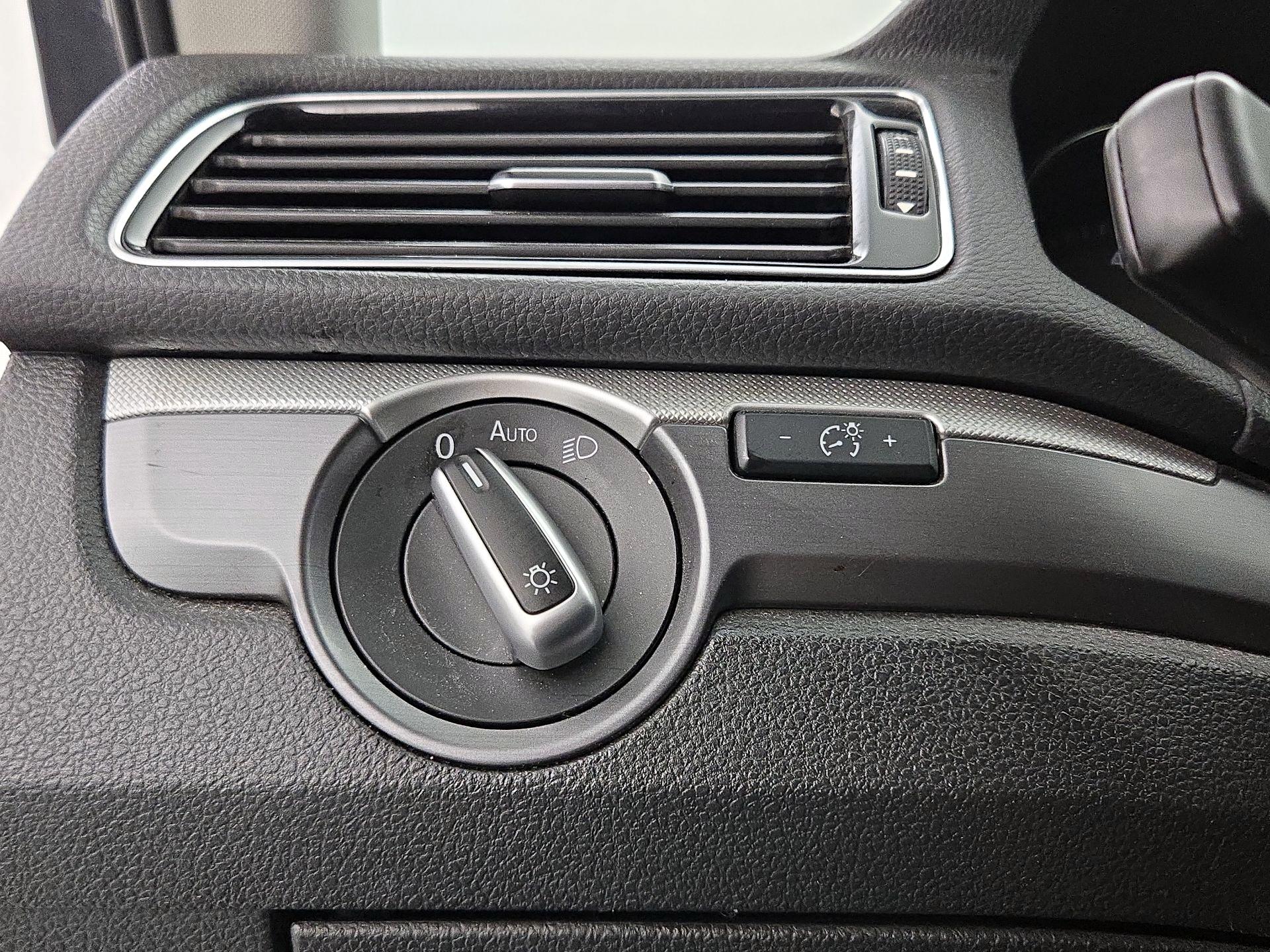 Thumbnail: 2017 Volkswagen Passat - 13