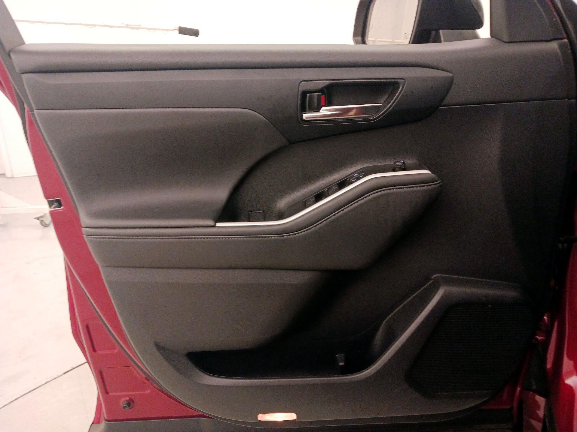 Thumbnail: 2022 Toyota Highlander - 12