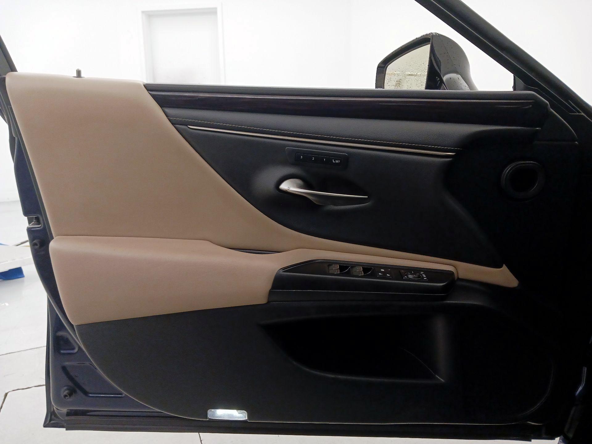 Thumbnail: 2021 Lexus ES - 12