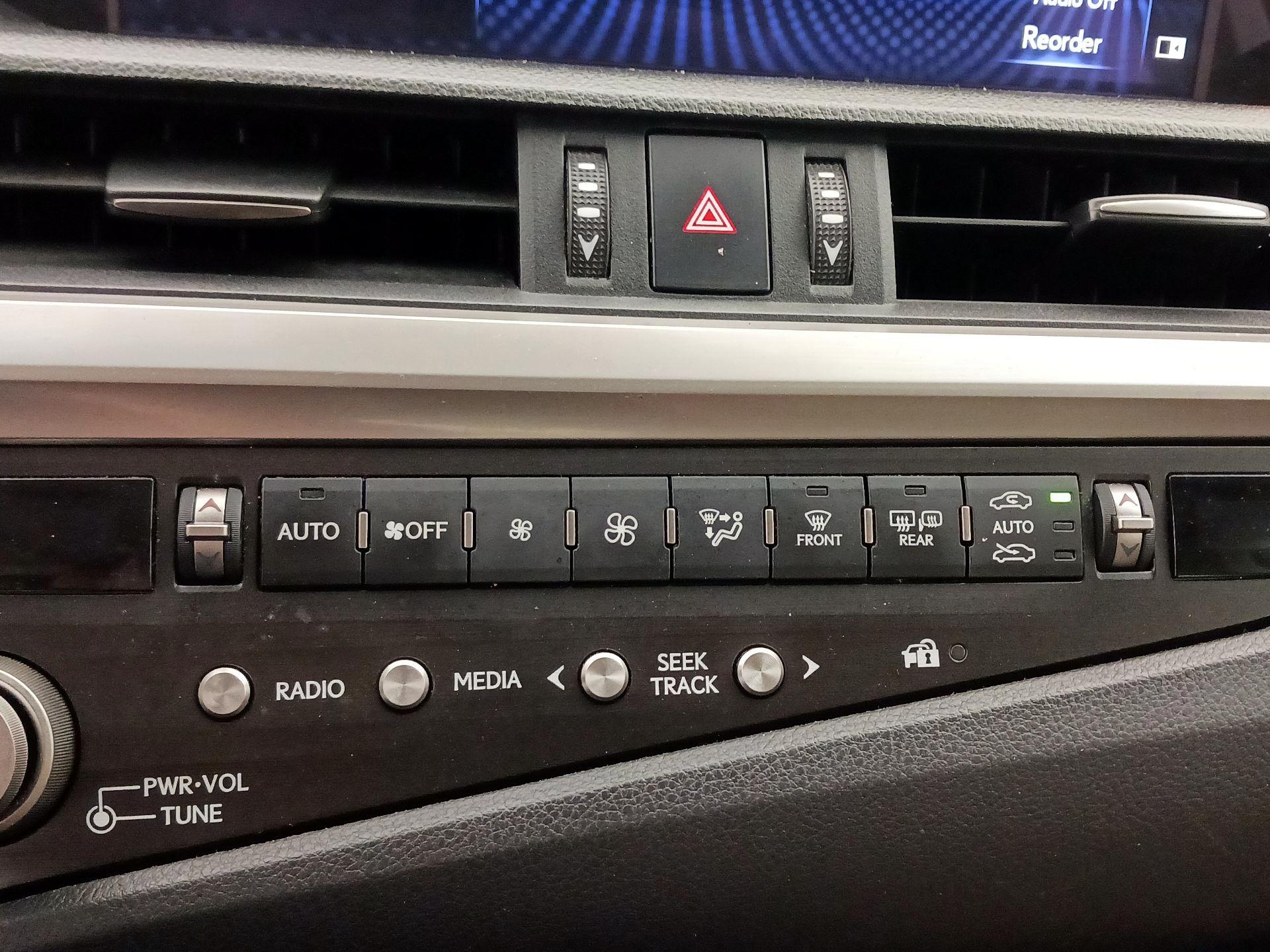 Thumbnail: 2021 Lexus ES - 17