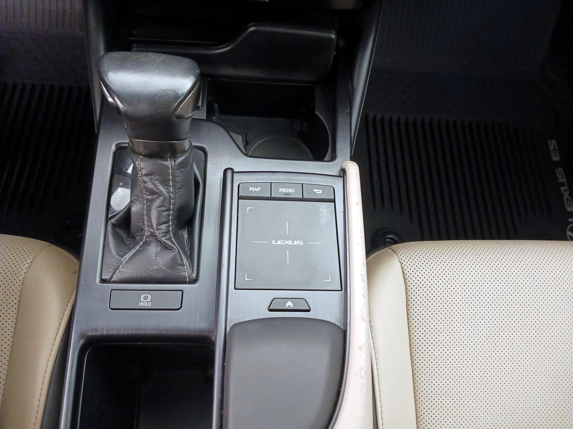 Thumbnail: 2021 Lexus ES - 18