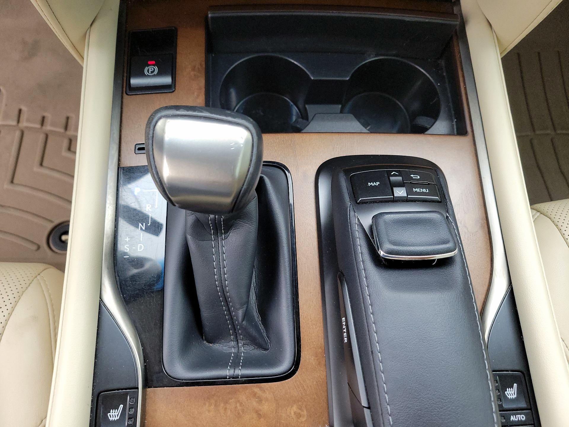 Thumbnail: 2020 Lexus LX - 18