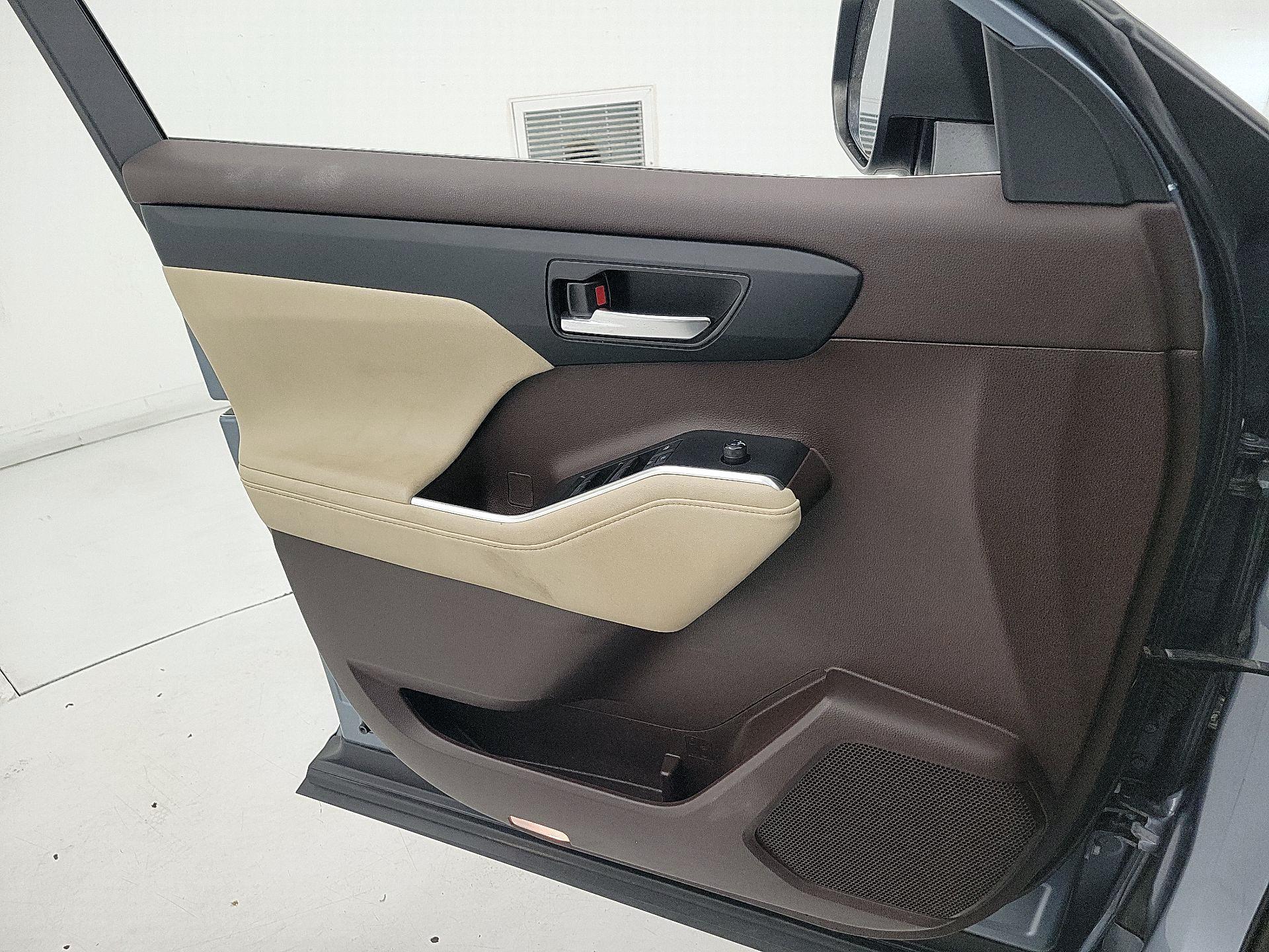 Thumbnail: 2020 Toyota Highlander - 12