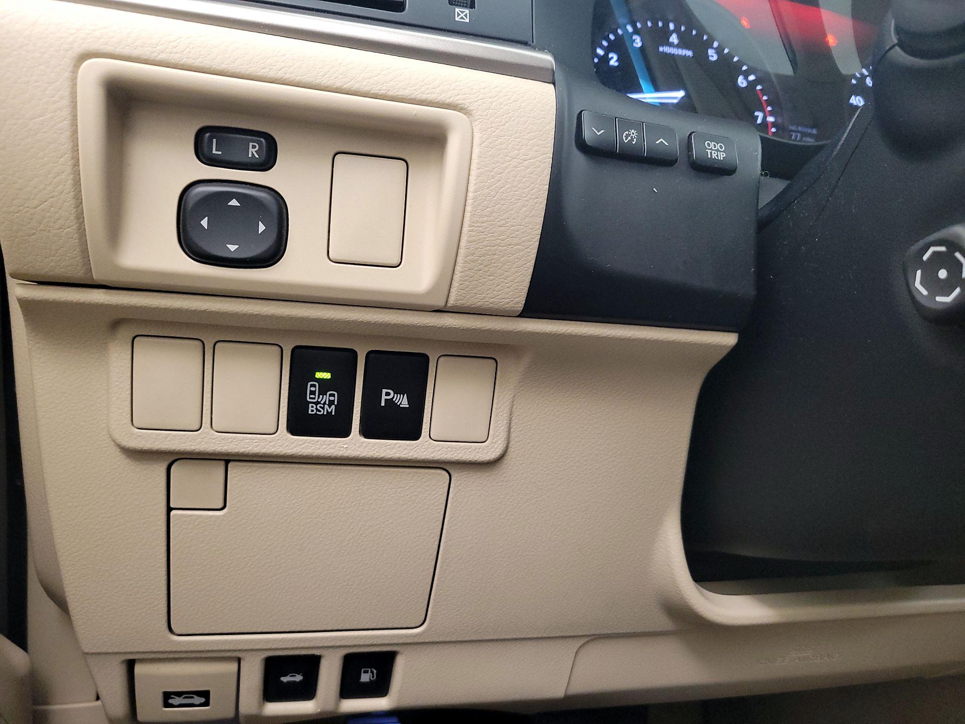 Thumbnail: 2014 Lexus ES - 13