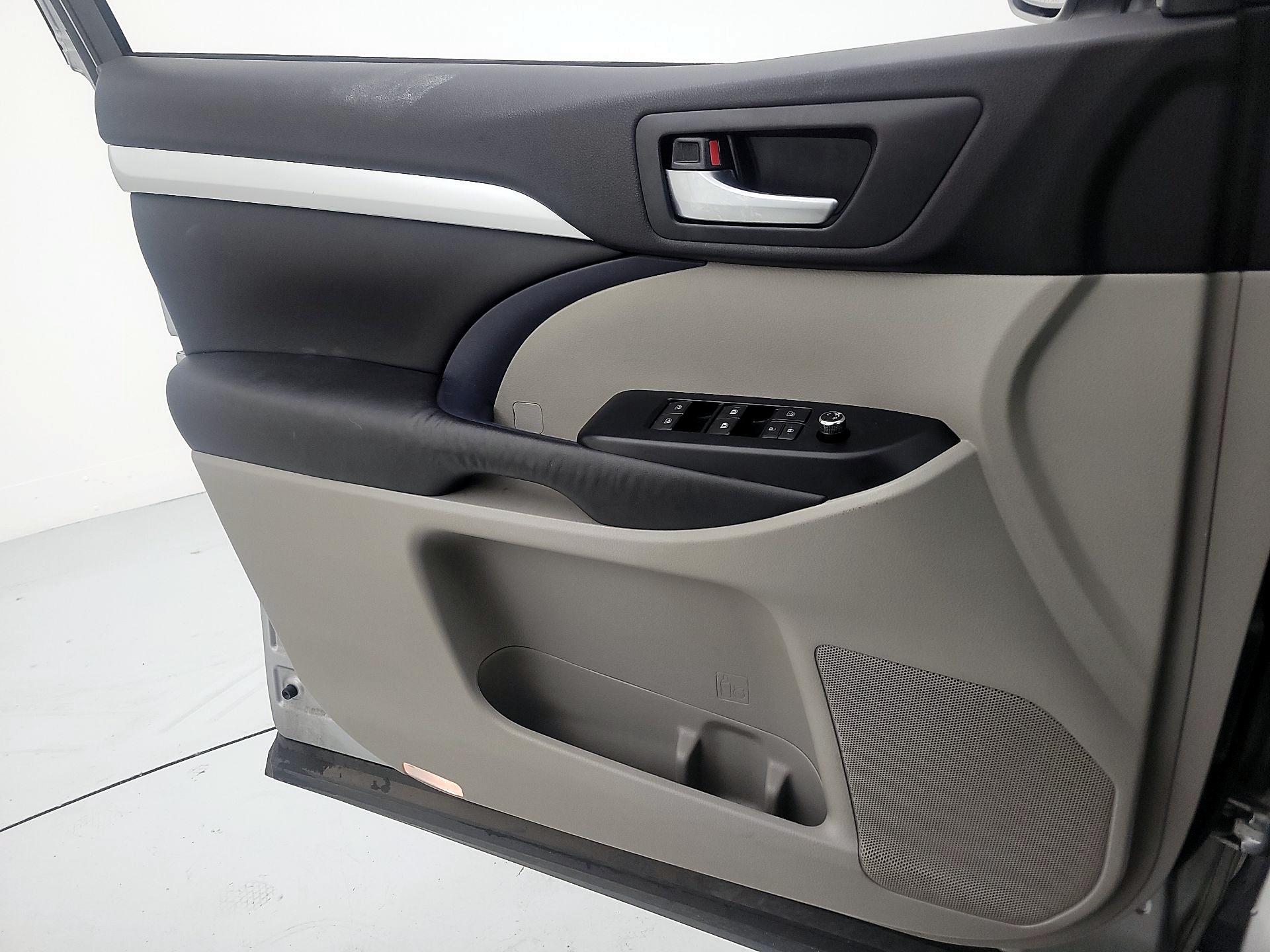 Thumbnail: 2016 Toyota Highlander - 12