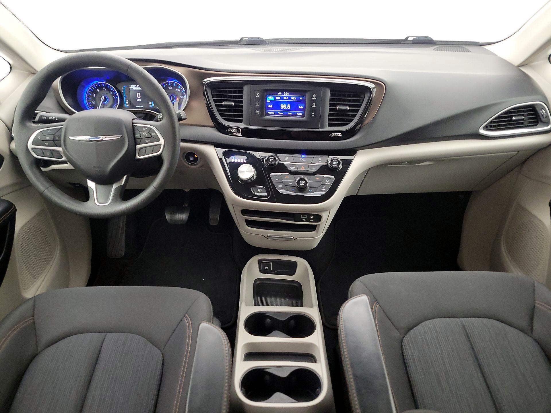 Thumbnail: 2017 Chrysler Pacifica - 9