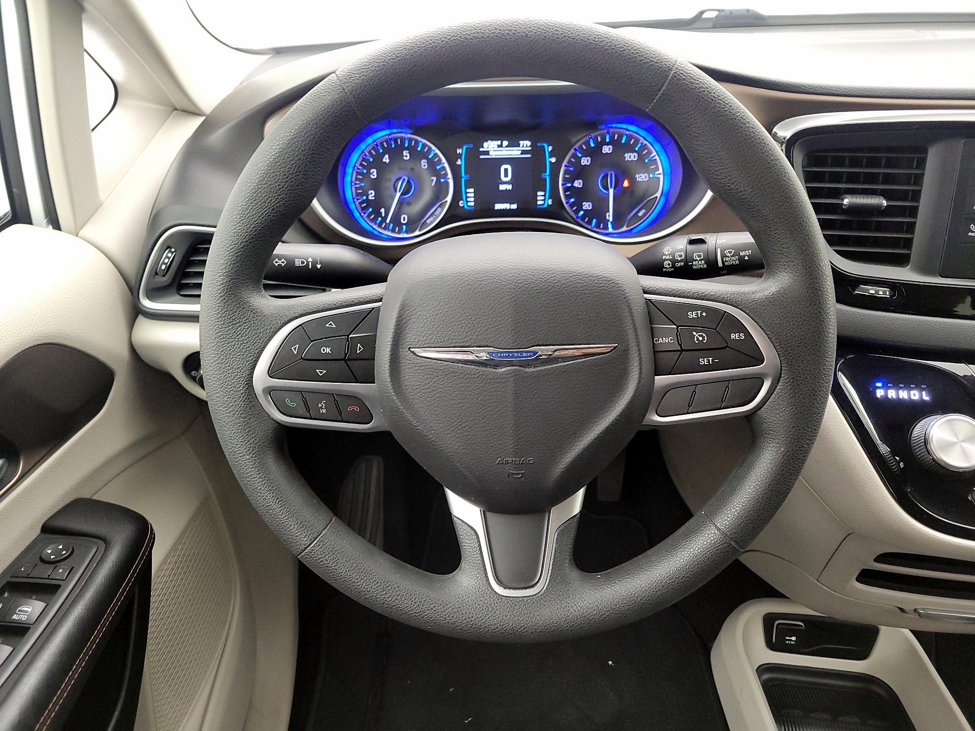 Thumbnail: 2017 Chrysler Pacifica - 10
