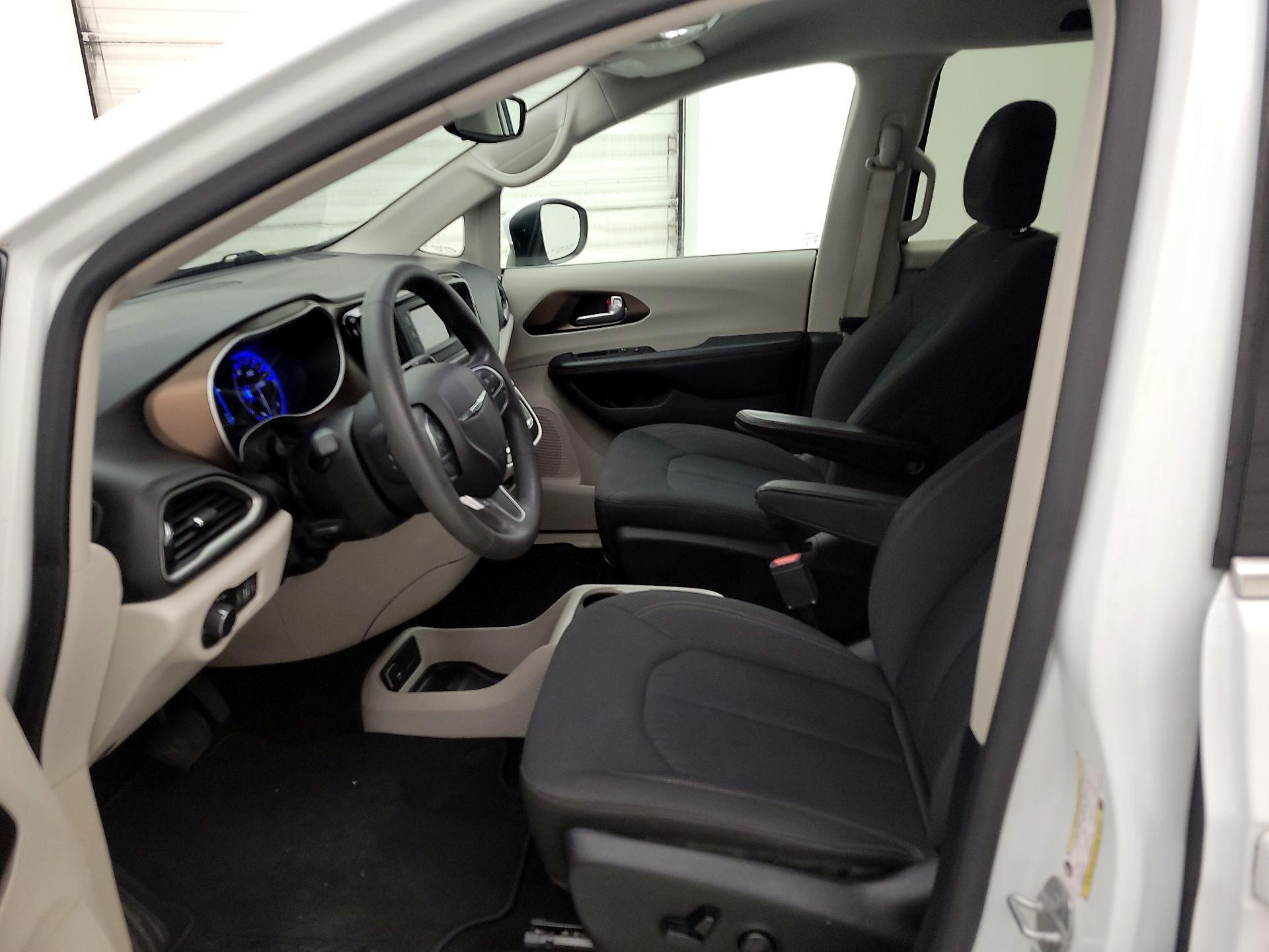 Thumbnail: 2017 Chrysler Pacifica - 11