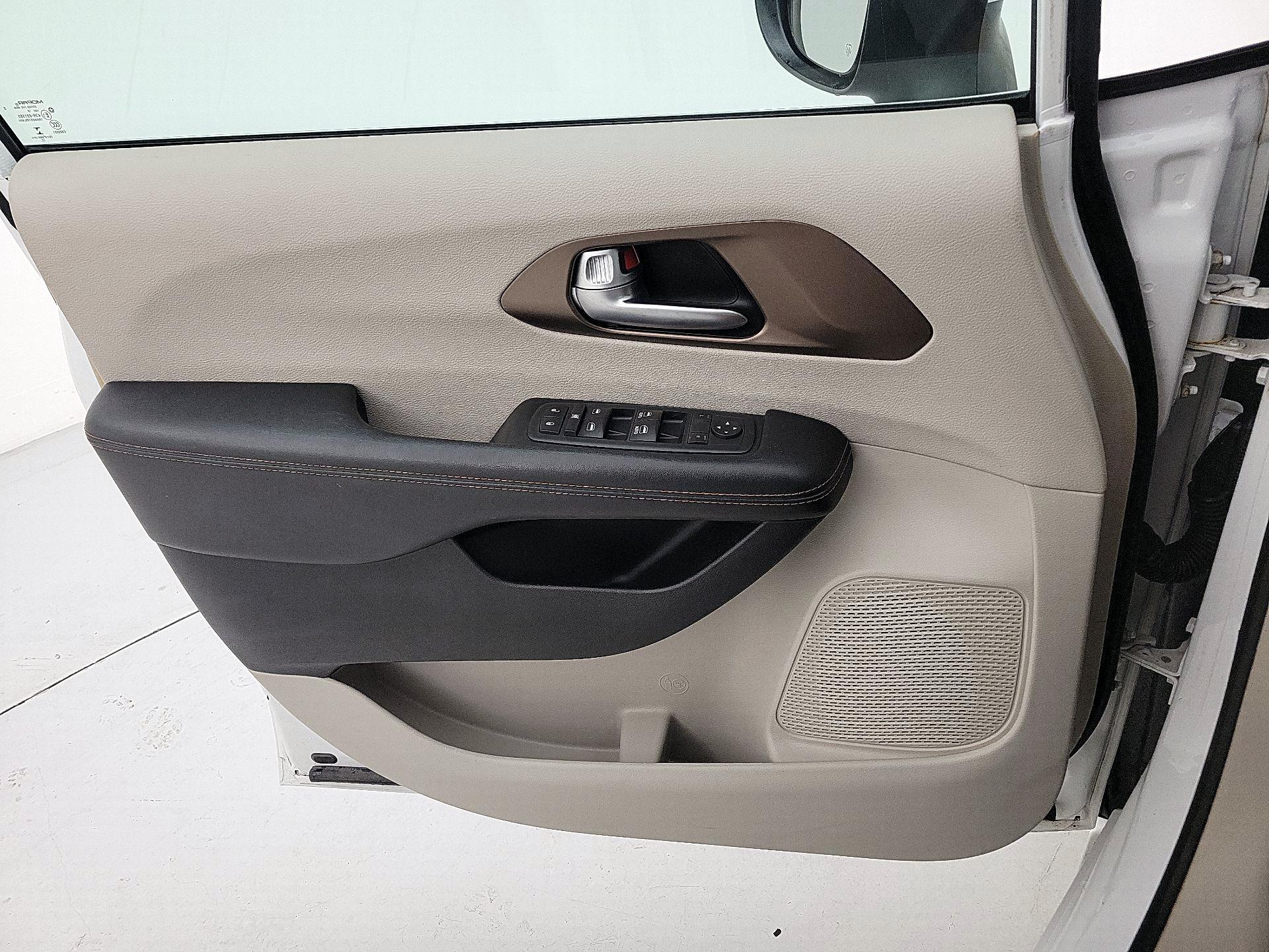 Thumbnail: 2017 Chrysler Pacifica - 12