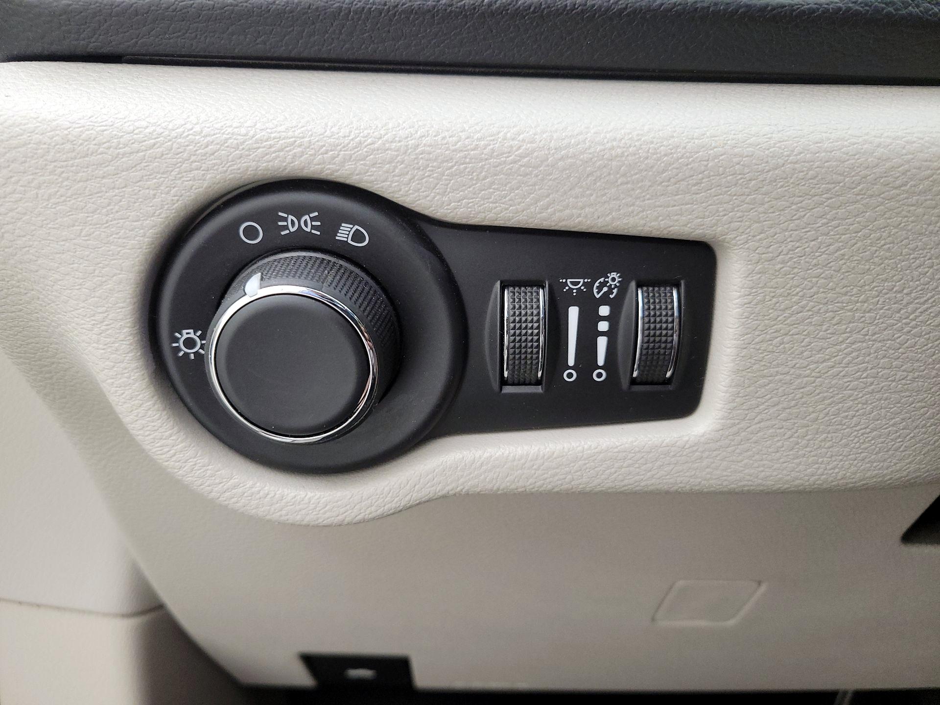 Thumbnail: 2017 Chrysler Pacifica - 13