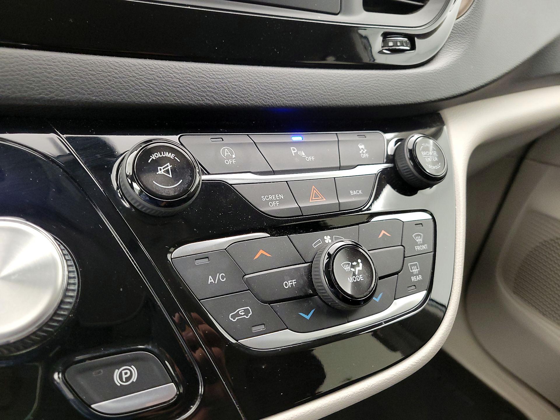 Thumbnail: 2017 Chrysler Pacifica - 16