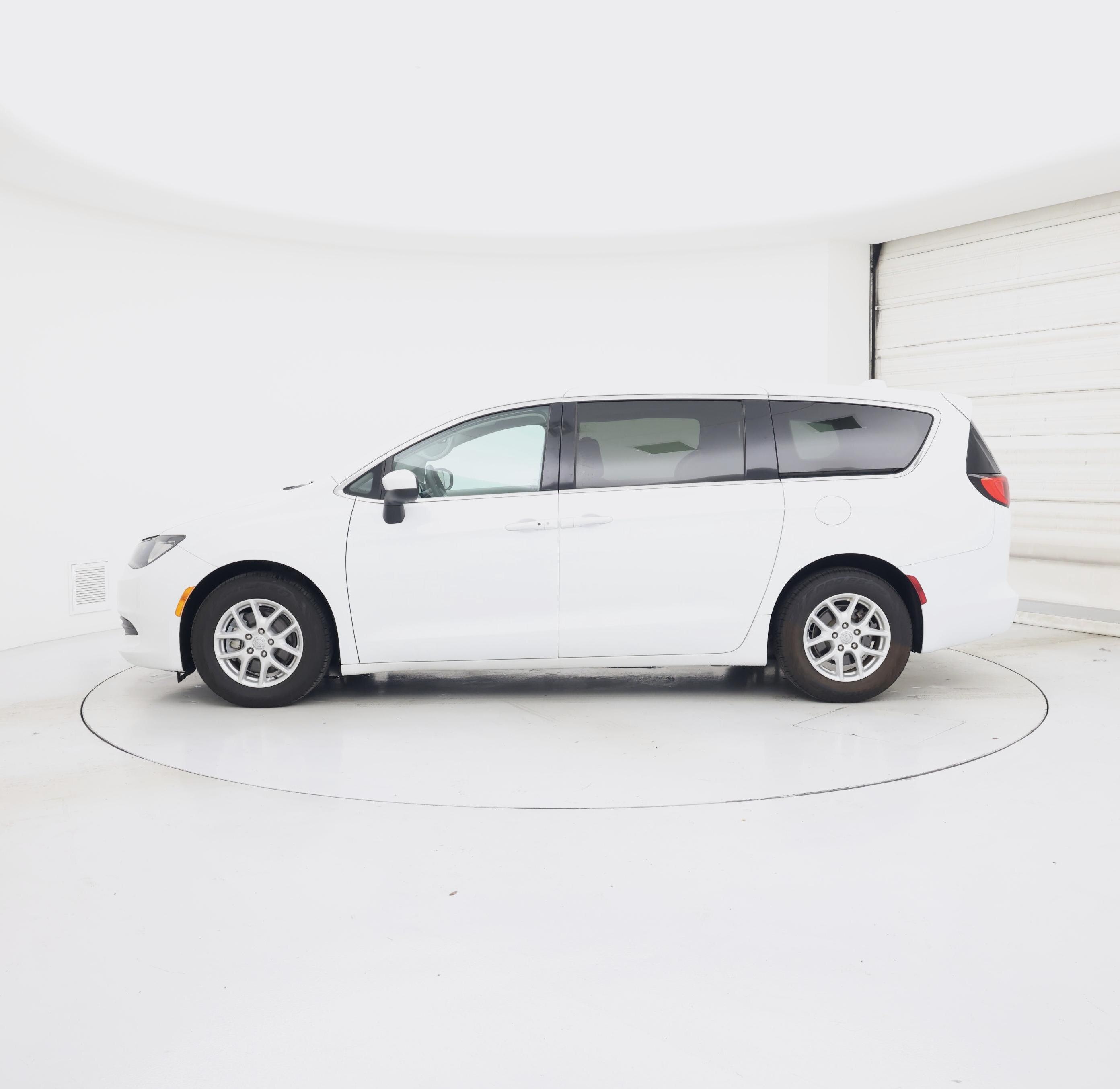 Thumbnail: 2017 Chrysler Pacifica - 3