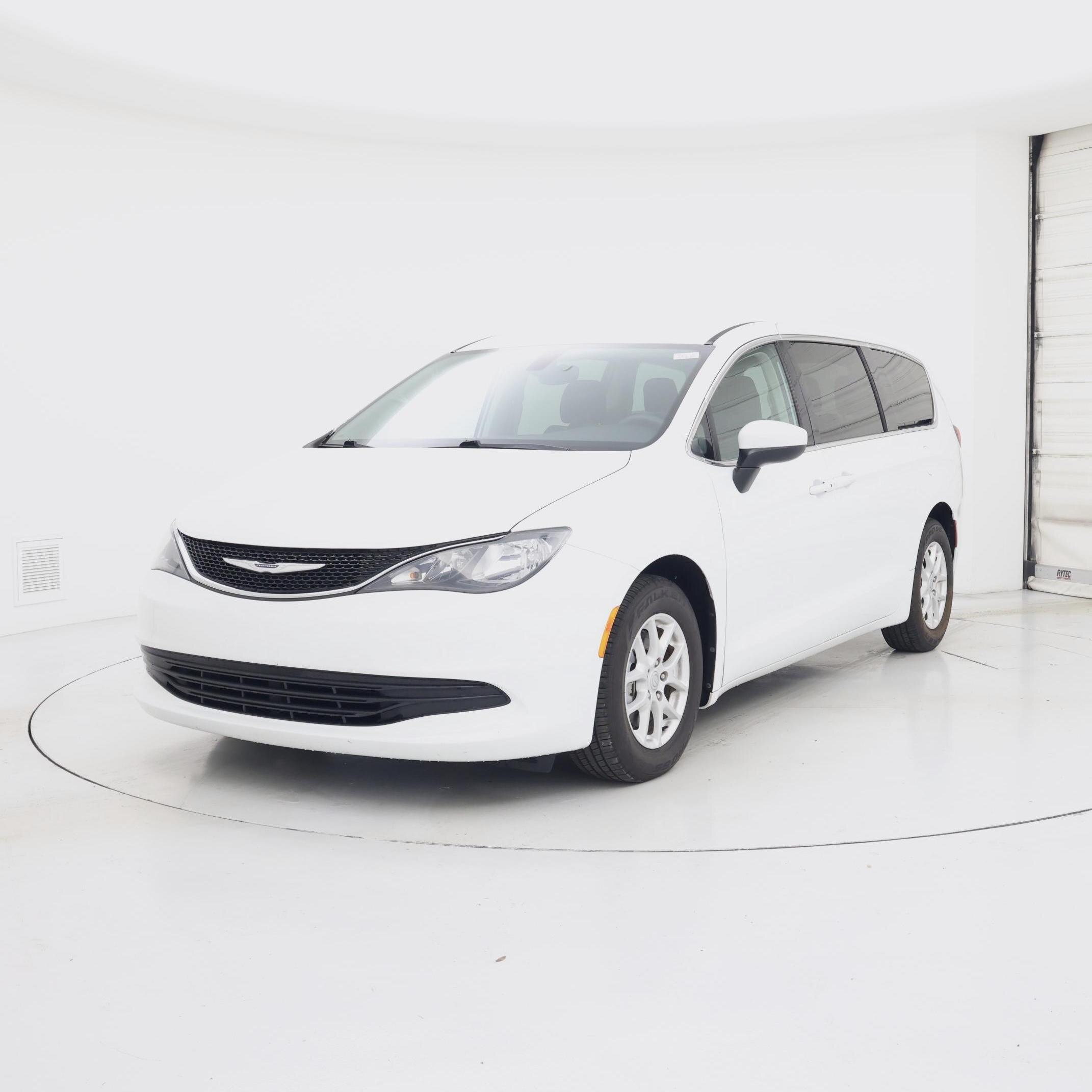 Thumbnail: 2017 Chrysler Pacifica - 4
