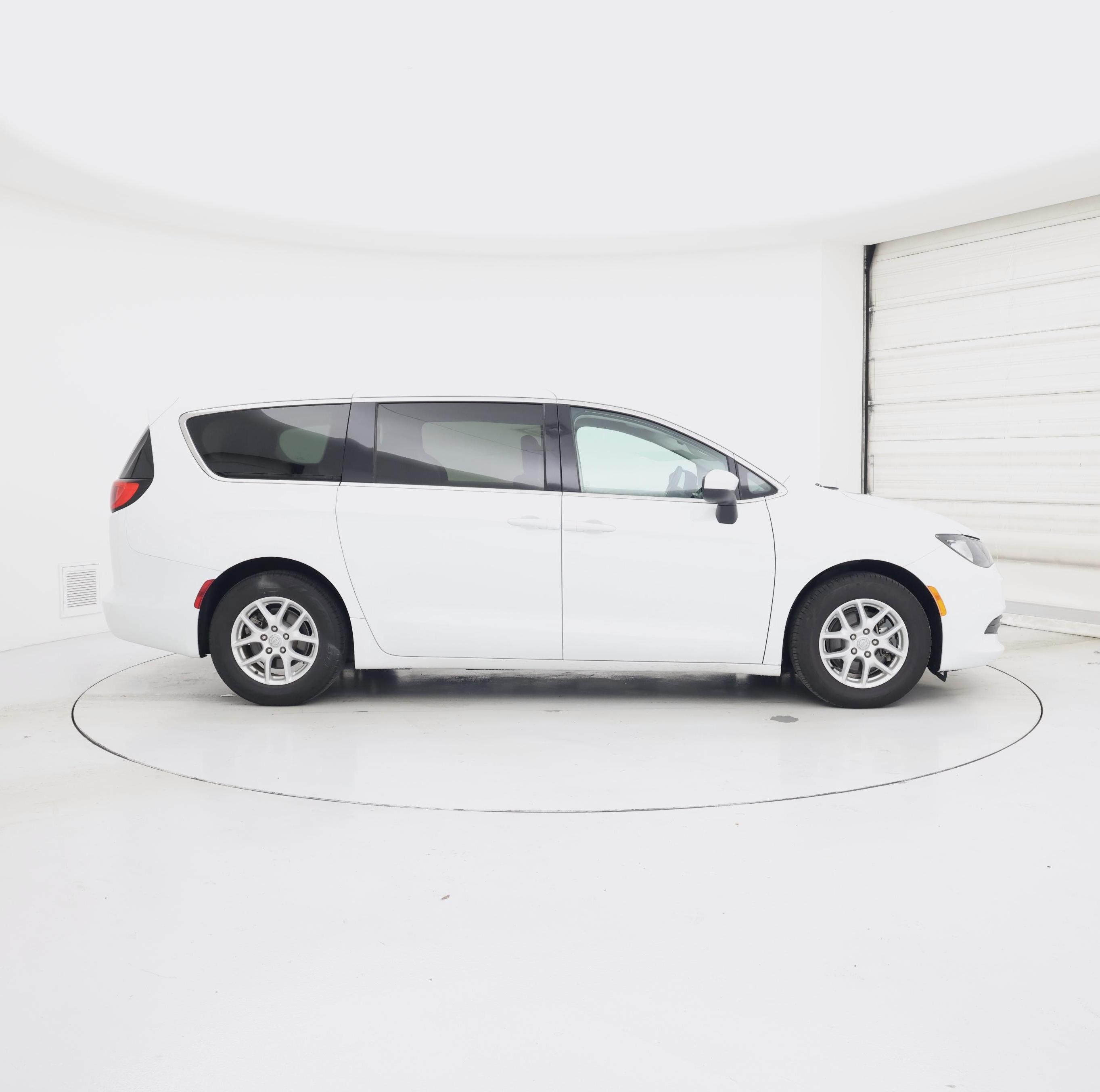 Thumbnail: 2017 Chrysler Pacifica - 7