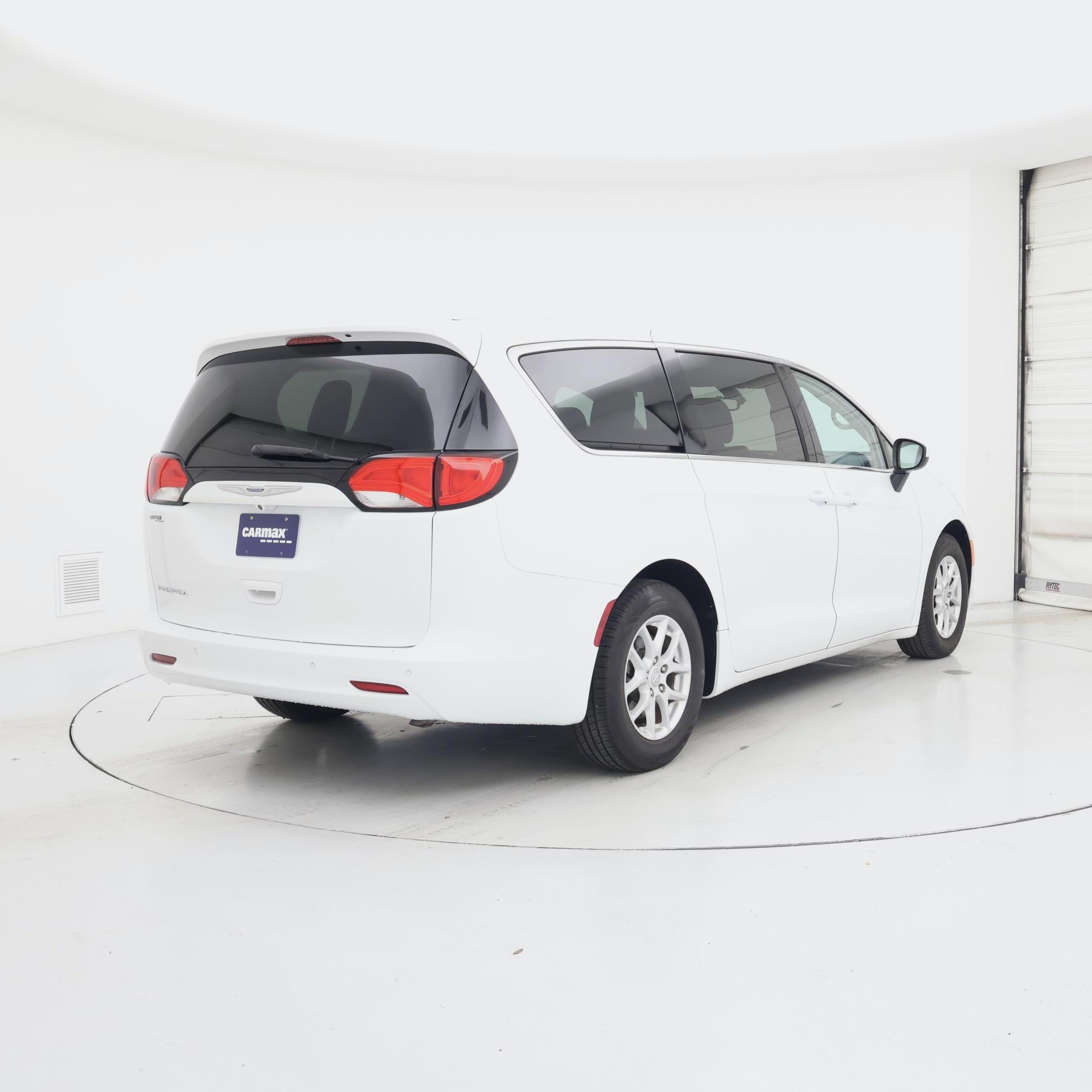Thumbnail: 2017 Chrysler Pacifica - 8