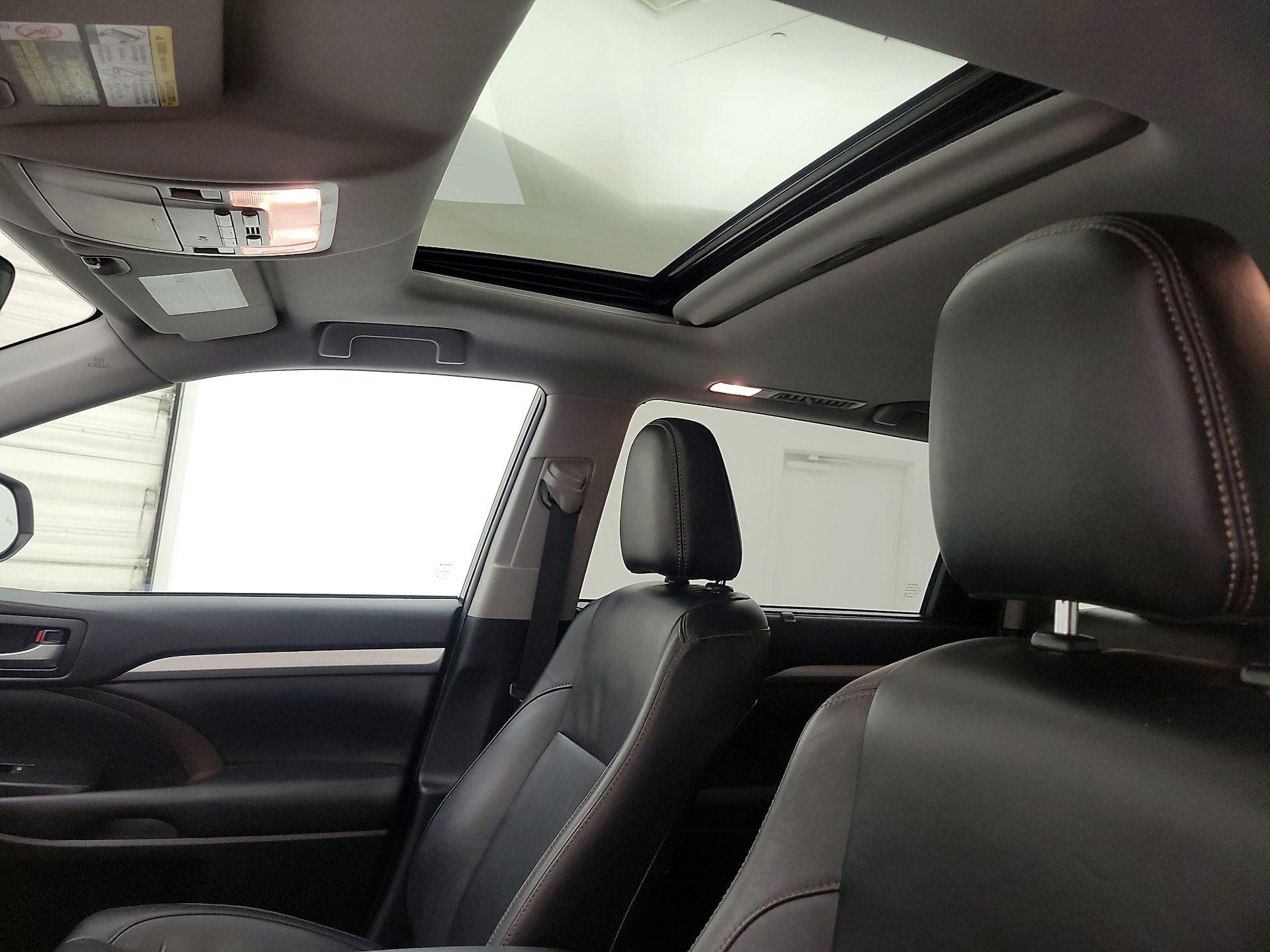 Thumbnail: 2019 Toyota Highlander - 18